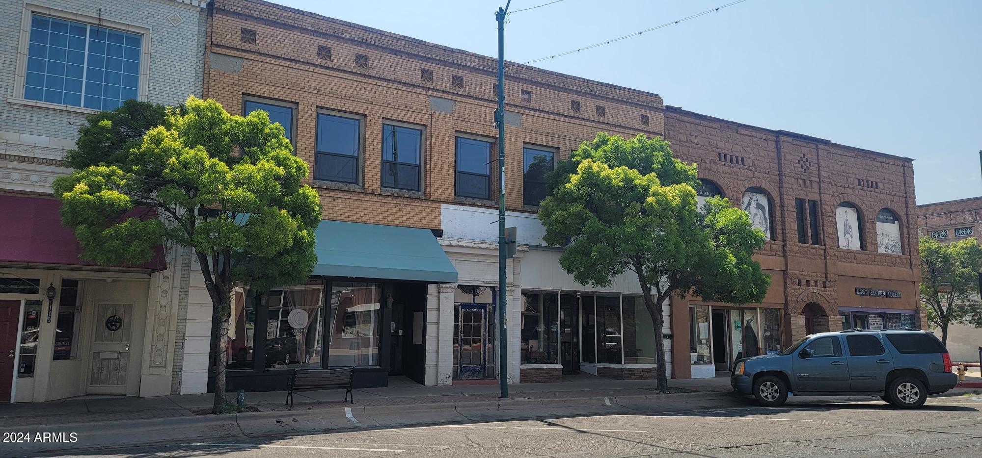 Beautiful, historic building in the middle of down town. Has old architectural features and the first floor has been completely remodeled keeping the antique ceilings and old windows.