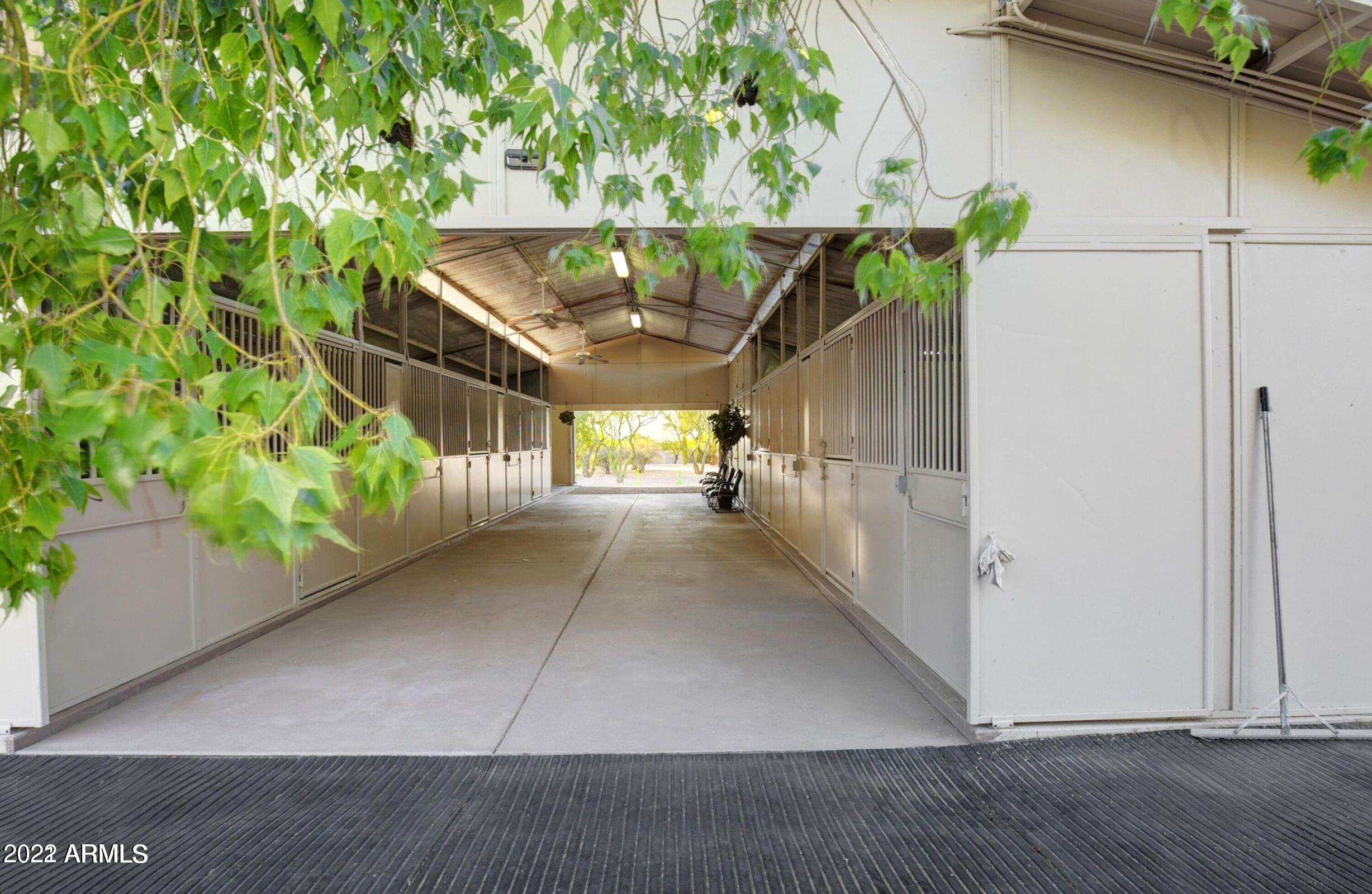 5 ACRE HORSE RANCH CITY WATER PAVED ROADS - Residential