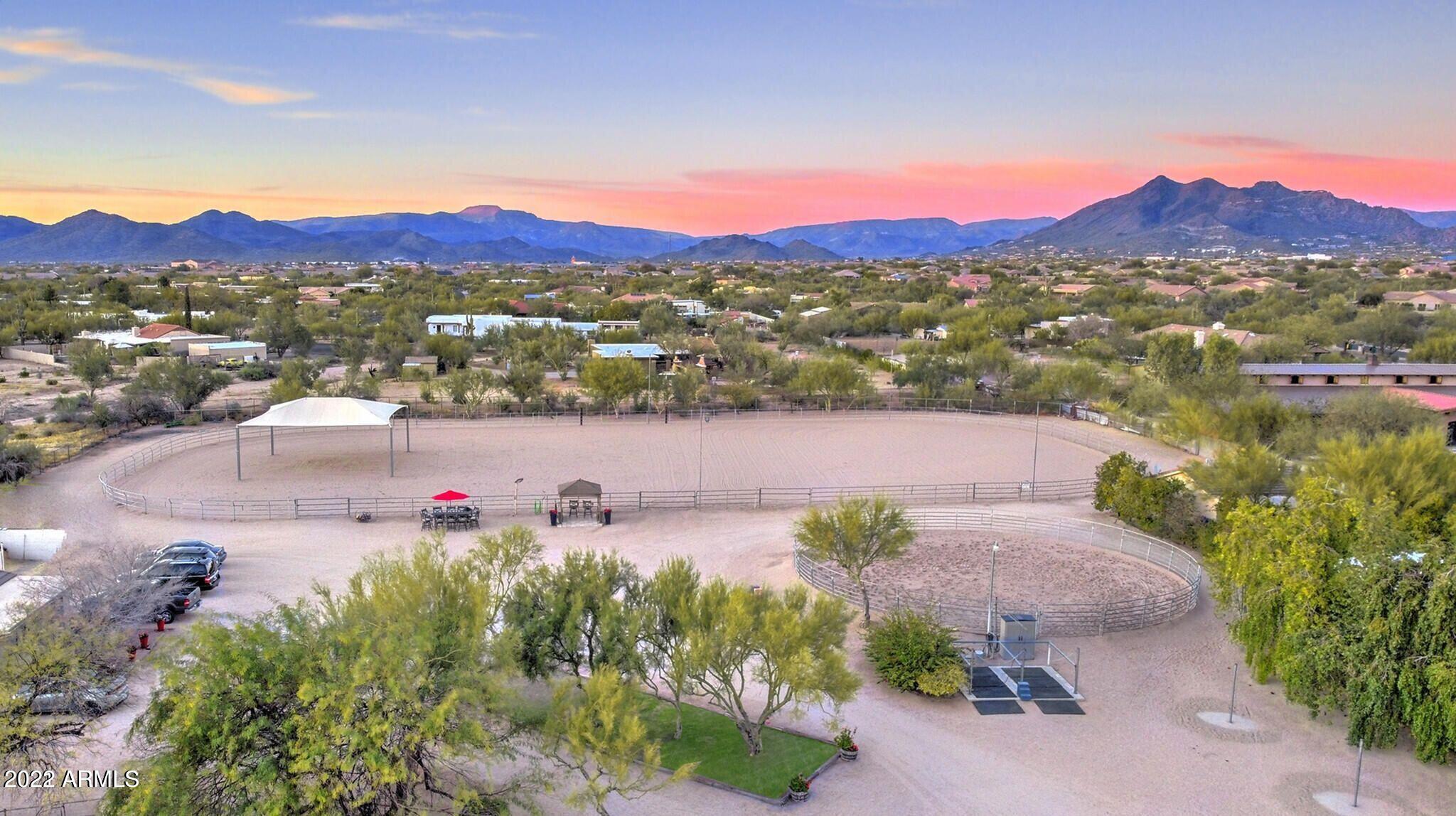 5 ACRE HORSE RANCH CITY WATER PAVED ROADS - Residential