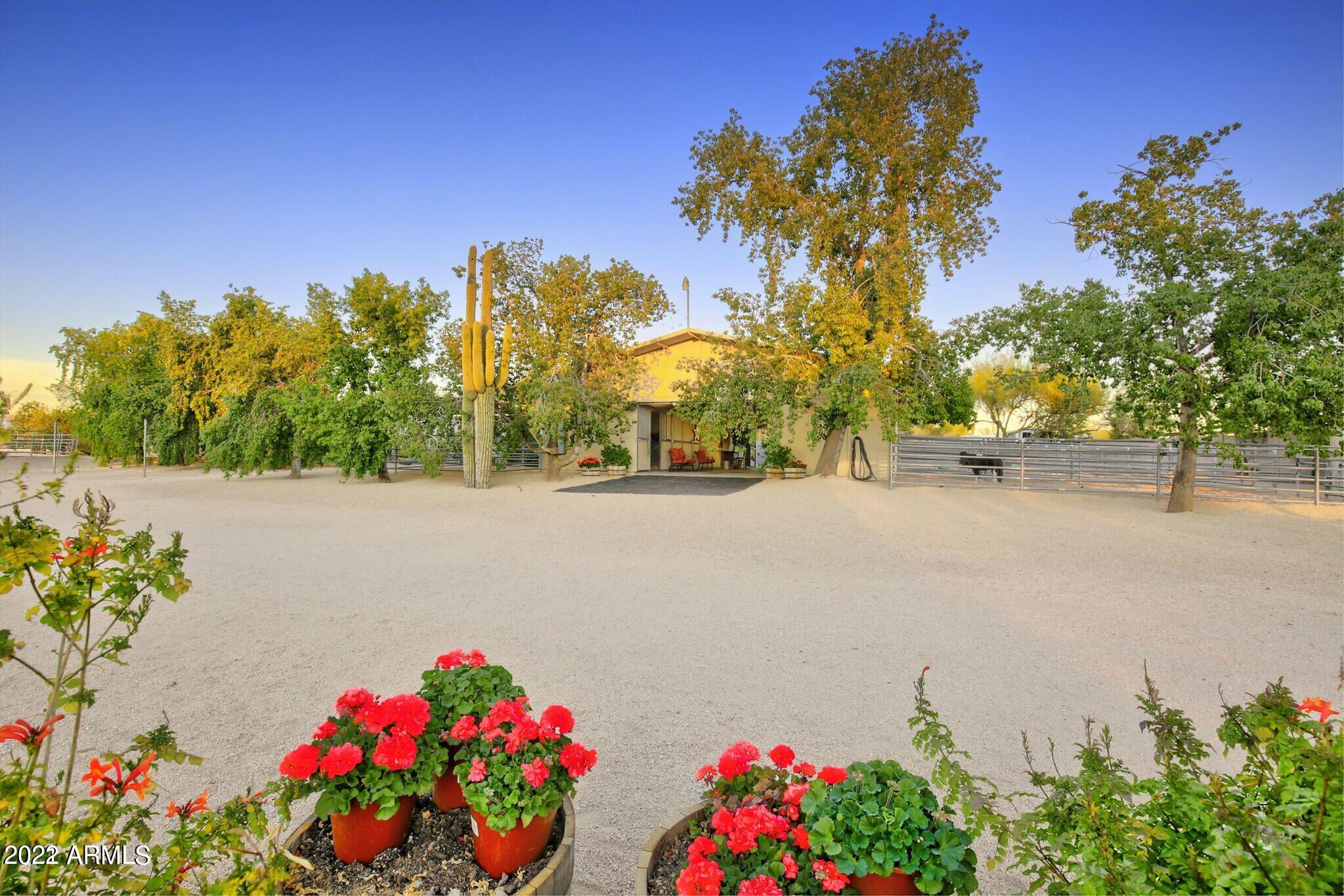 5 ACRE HORSE RANCH CITY WATER PAVED ROADS - Residential