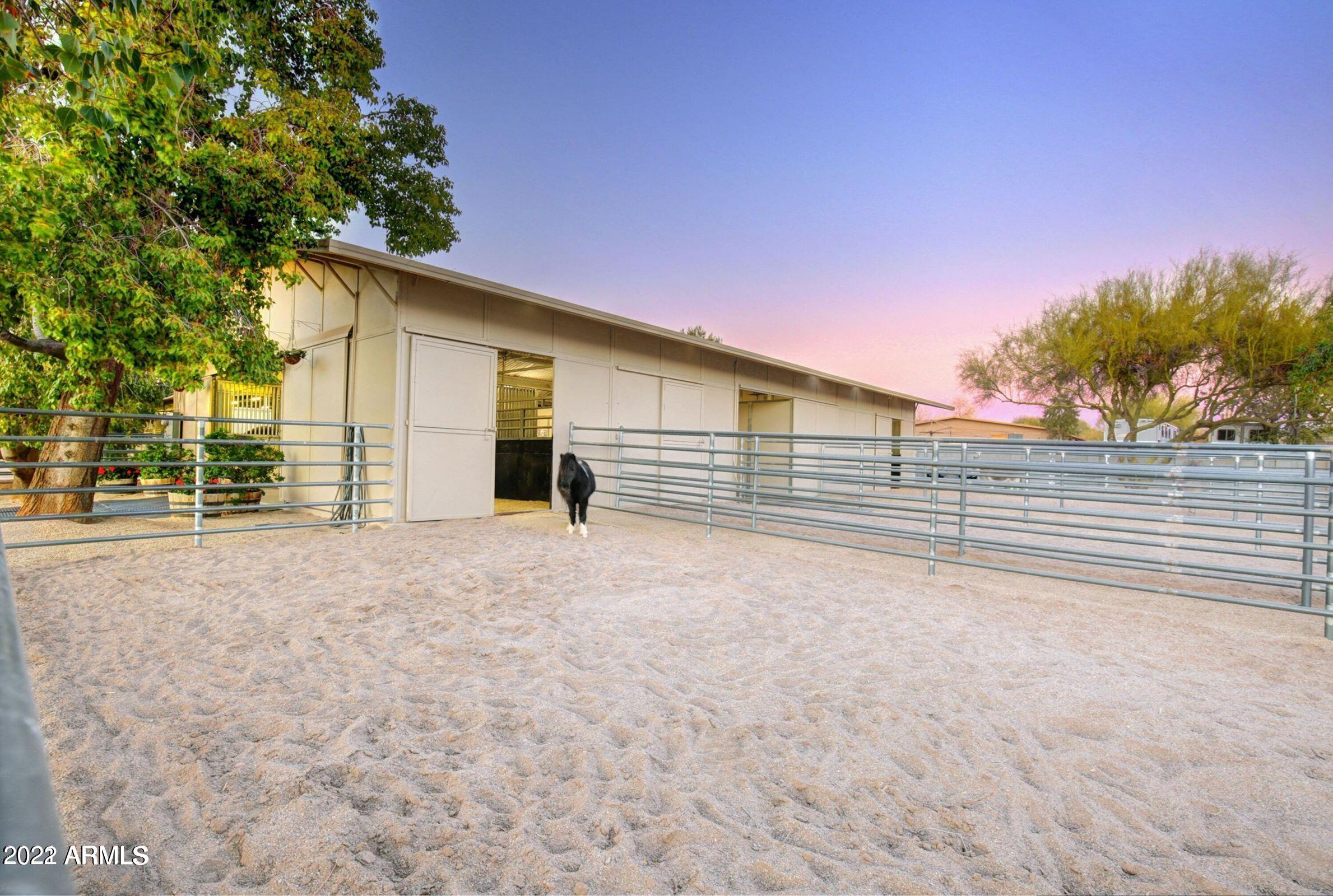 5 ACRE HORSE RANCH CITY WATER PAVED ROADS - Residential
