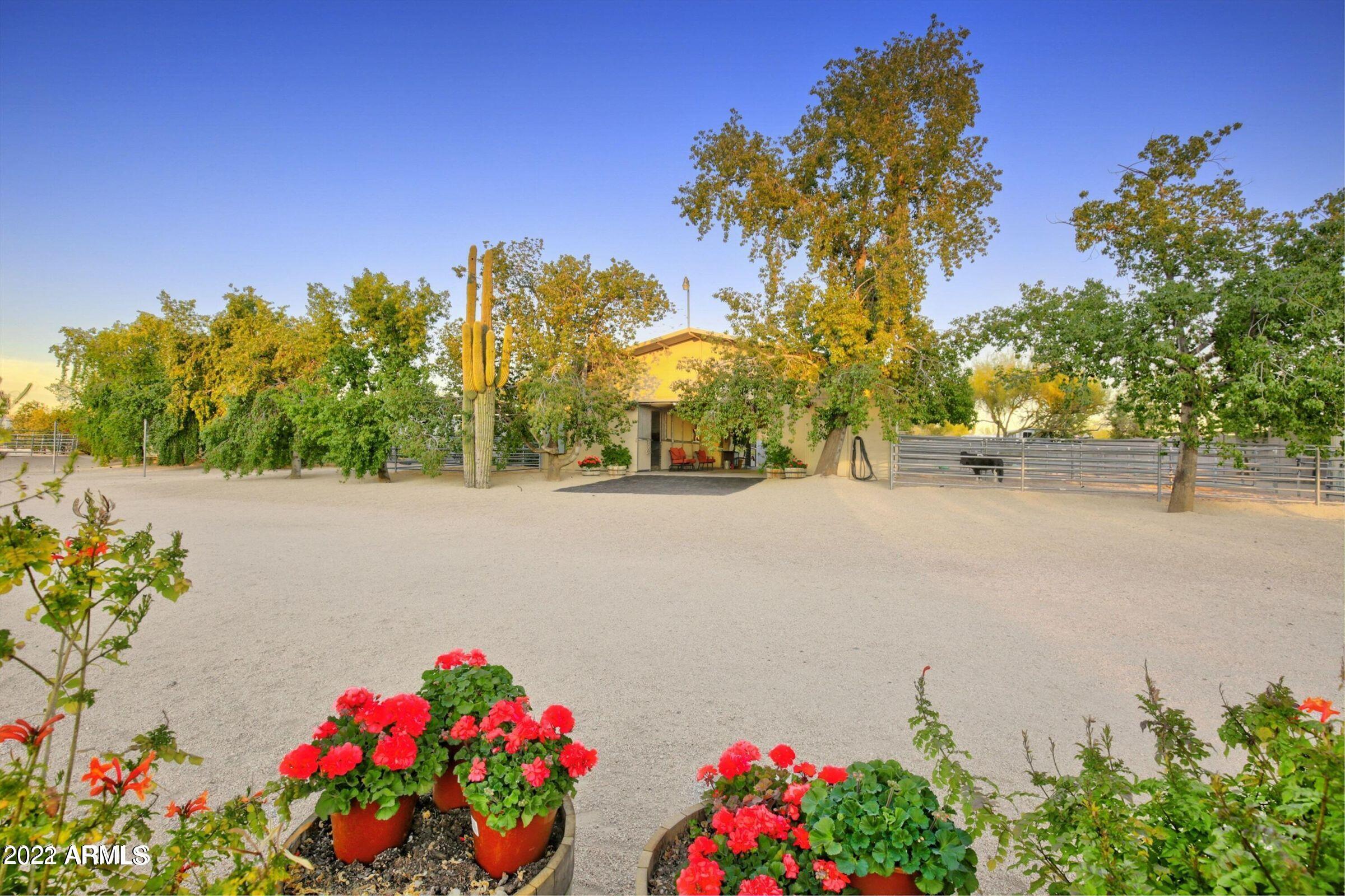 5 ACRE HORSE RANCH CITY WATER PAVED ROADS - Residential