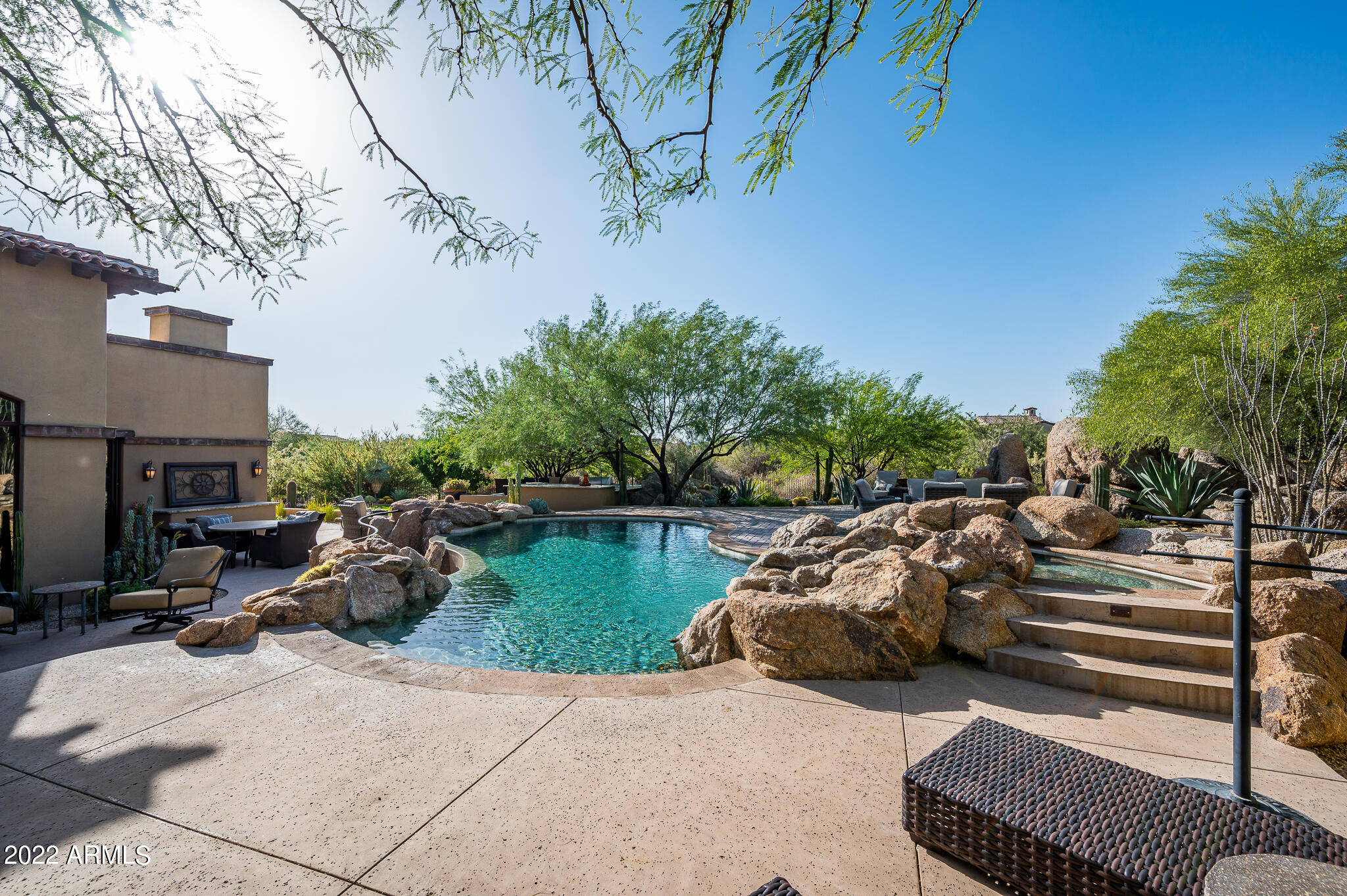 WHISPER ROCK - Residential