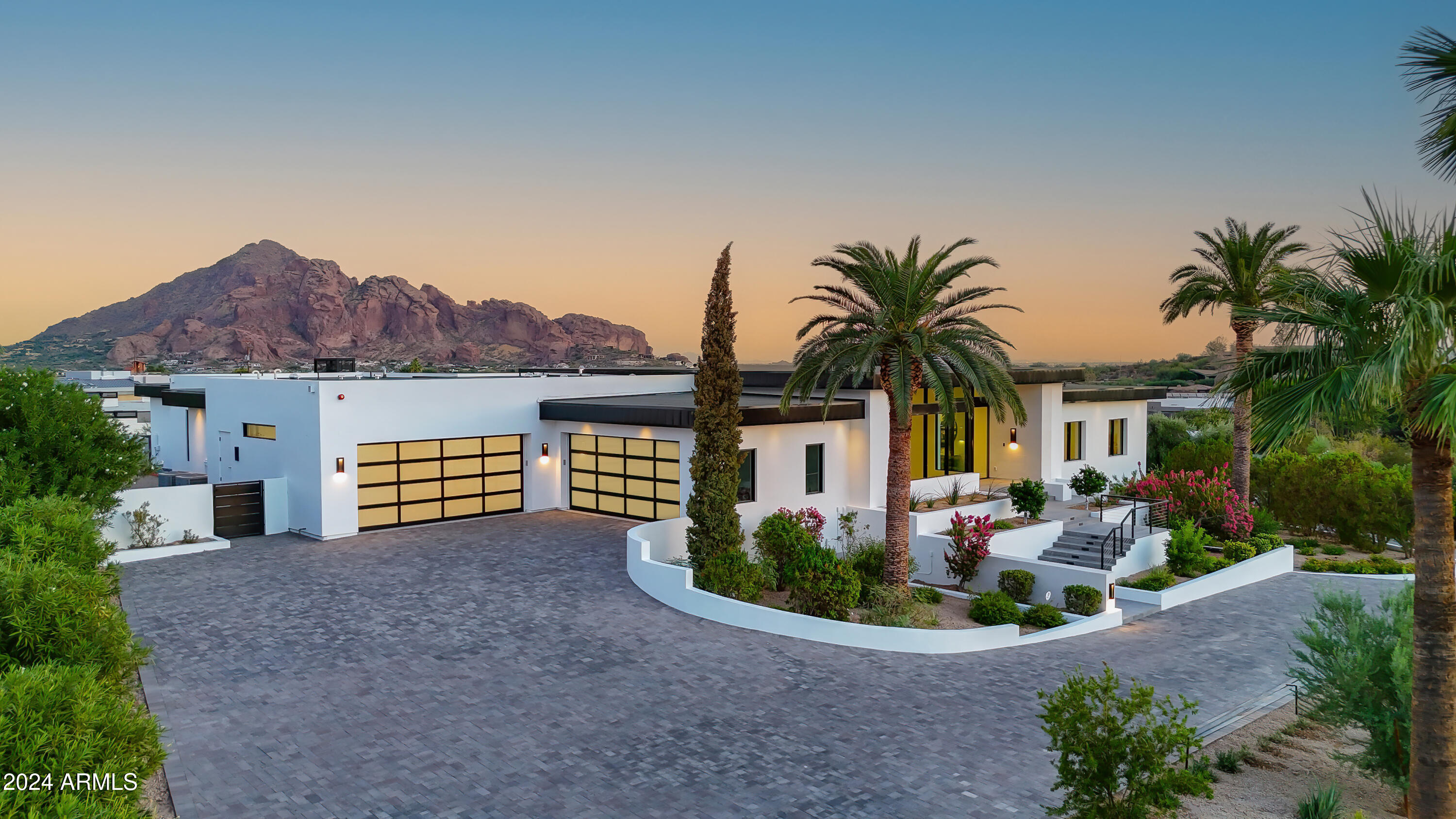 Experience stately real estate in the heart of Paradise Valley.