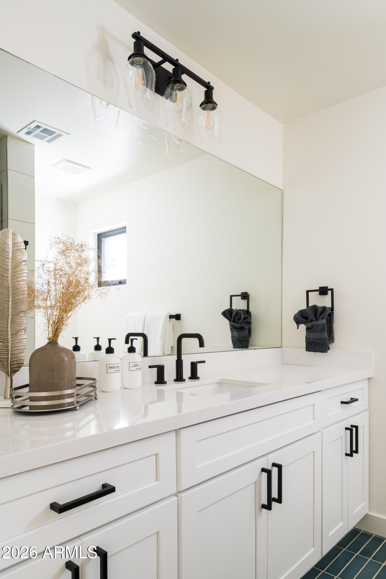 LA TIERRA ESTATES AMD - Residential