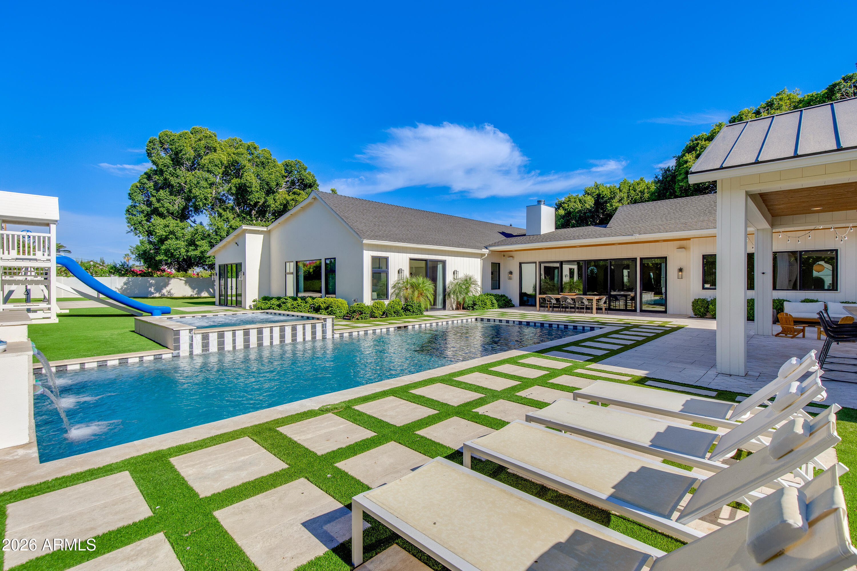 CASA DE CAMELBACK - Residential