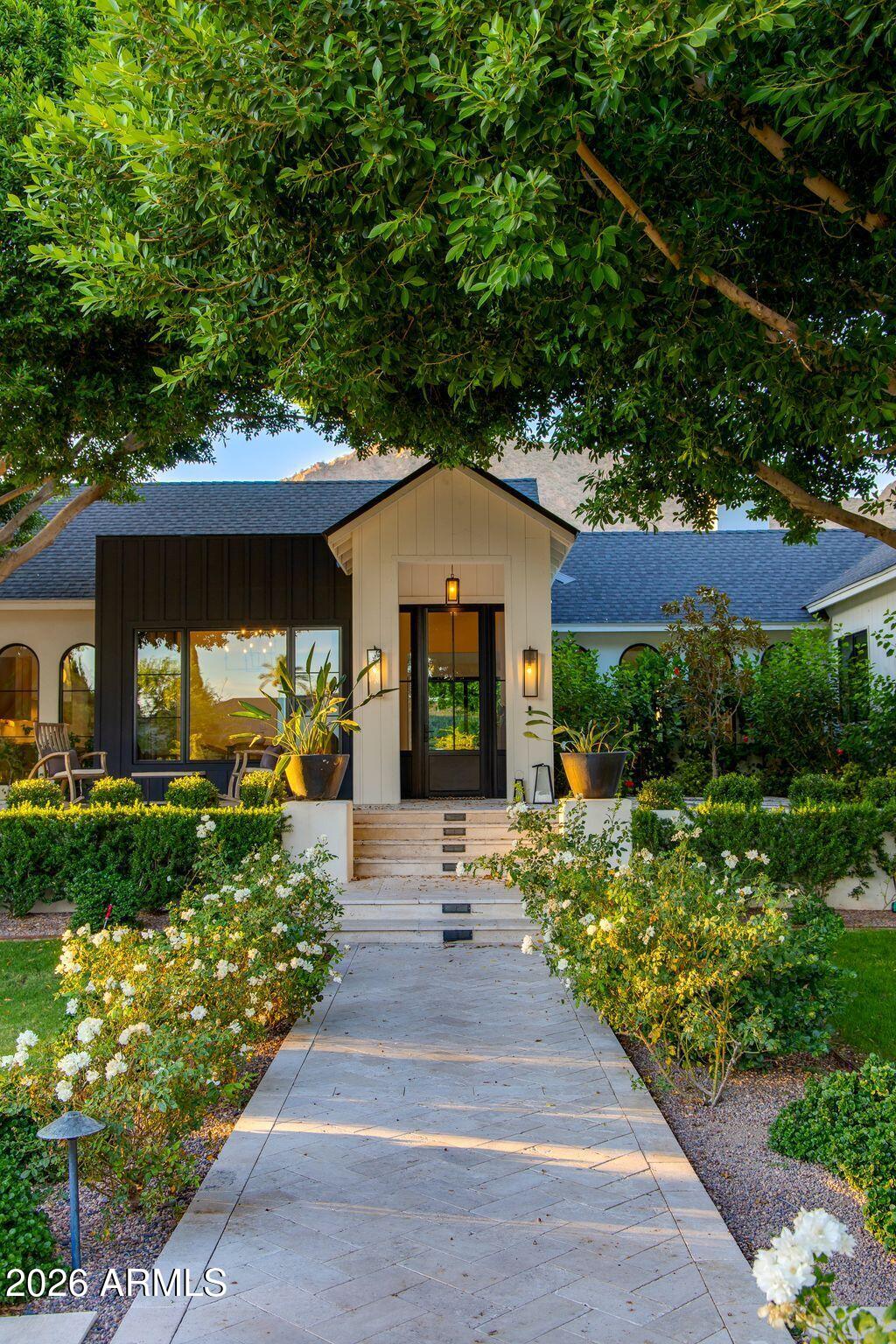 CASA DE CAMELBACK - Residential