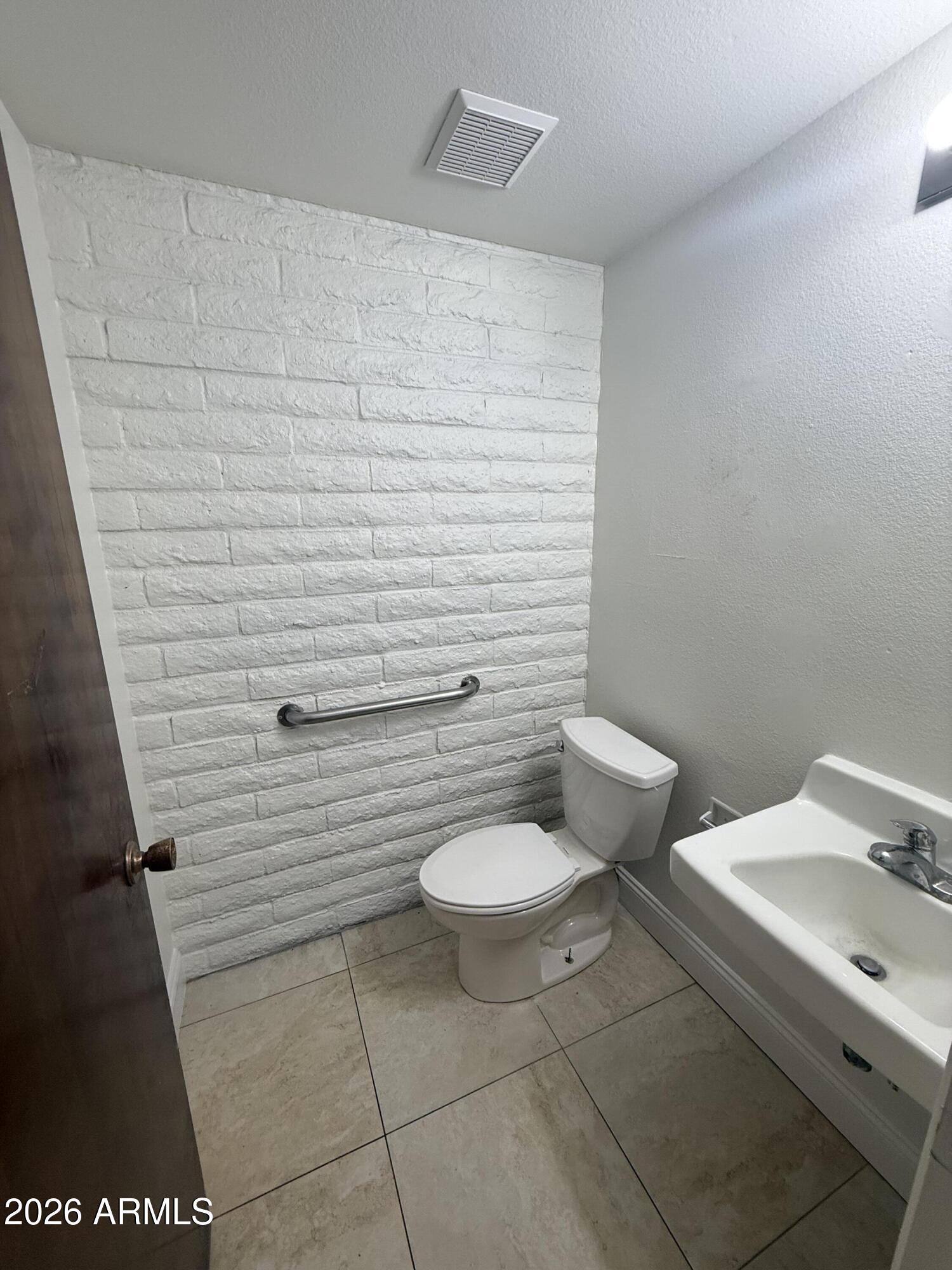 LEISURE MANOR - Commercial Lease