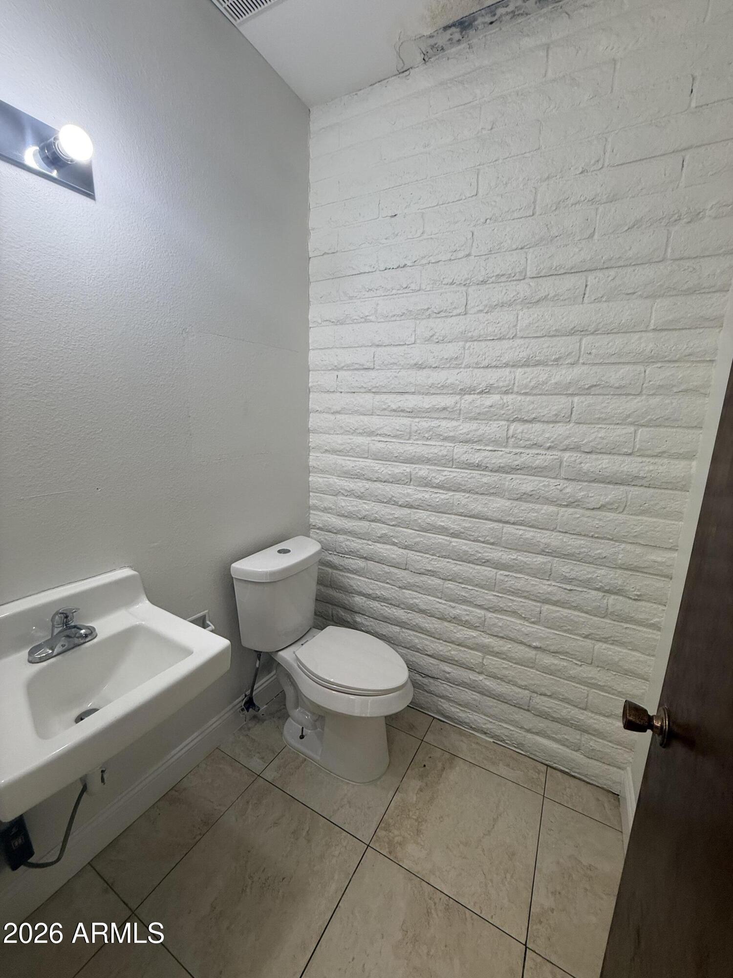 LEISURE MANOR - Commercial Lease