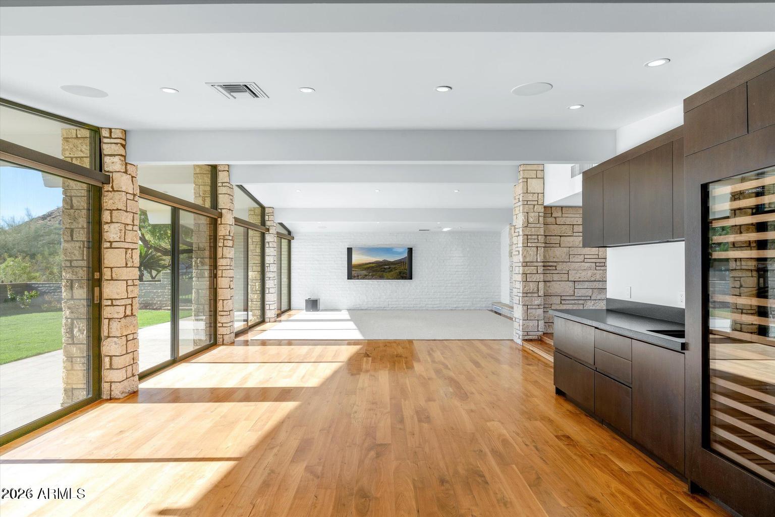 ROLLING HILLS - Residential