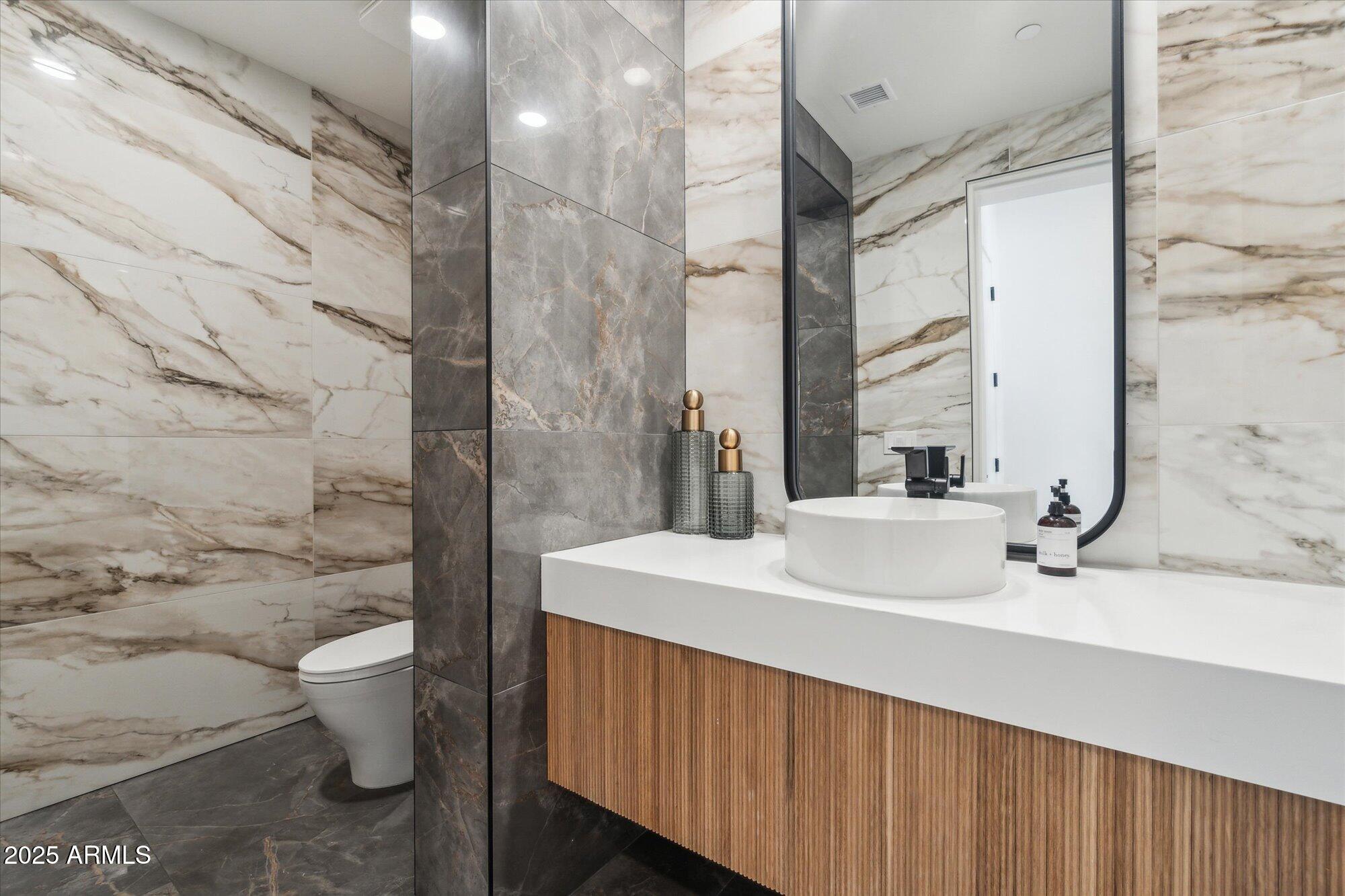 LA TIERRA ESTATES AMD - Residential