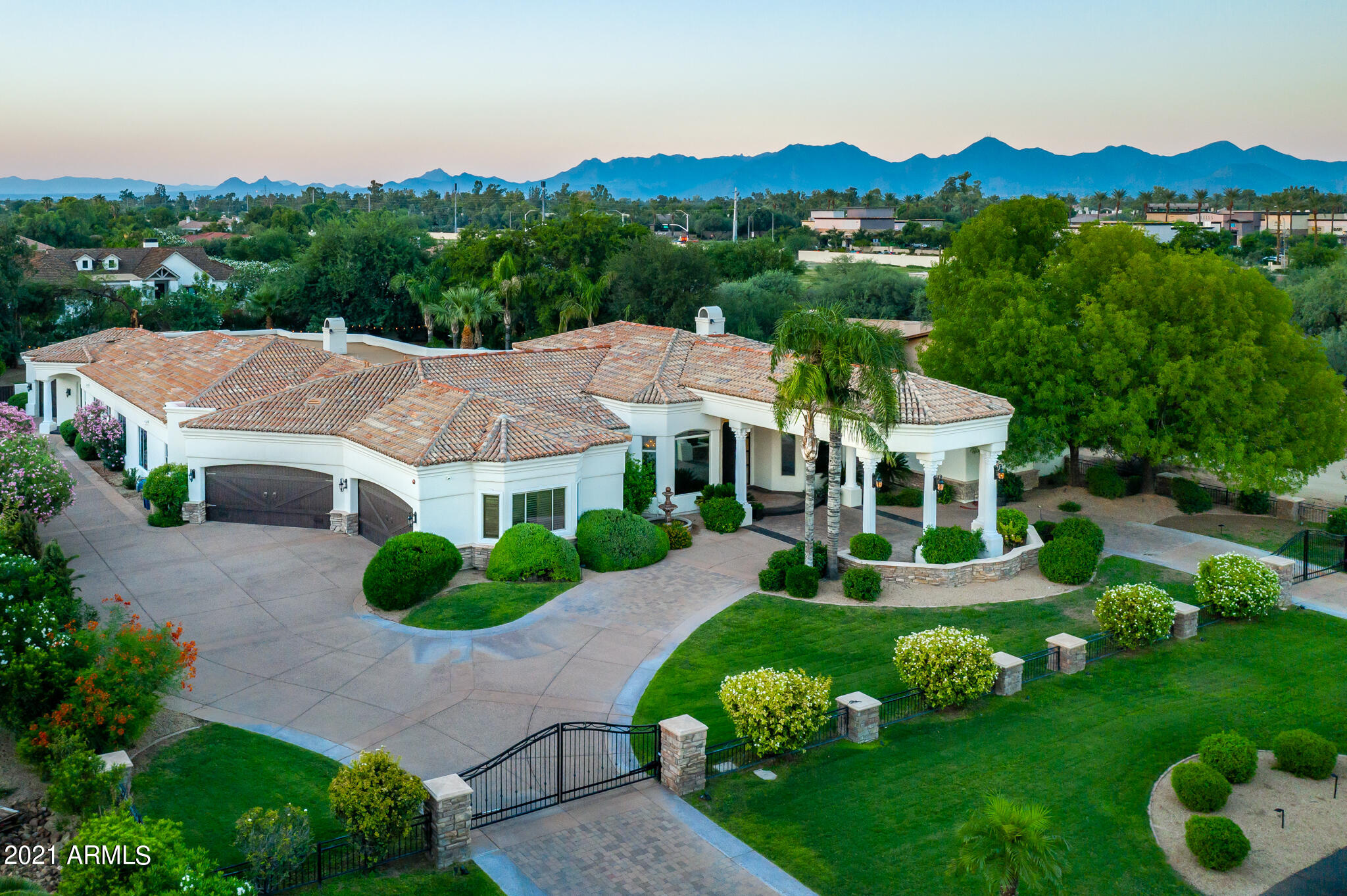 Stunning fully renovated estate on a lush 1+ Acre lot in the heart of Paradise Valley. Spacious and warm interiors feature abundant natural light, automatic window shades, dazzling light fixtures and finishes. Commercial grade Decor stove, double oven, Bosch dishwasher, walk-in pantry plus a butler's pantry, wet bar and fully equipped to host guests year-round. Primary suite features a peaceful sitting area, dual vanities, large spa soaking tub, and walk in closet. Split plan features 4 en-suite guest rooms, including an attached guest house that is fully equipped with an office, plus a generous bonus area perfect for a gym or theater. Pure relaxation in the resort-grade backyard with negative edge pool, spa, fireplace, putting green and lush landscaping.