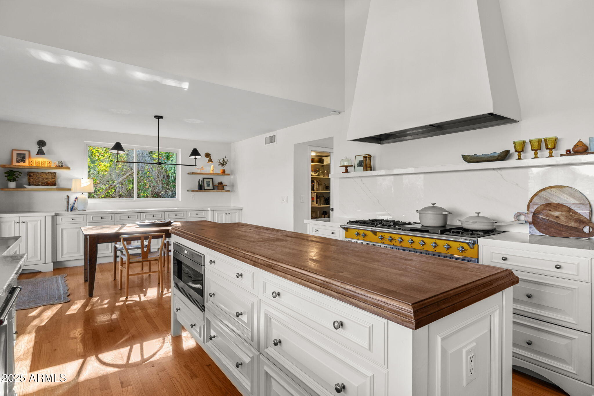 PARADISE VALLEY COUNTRY ESTATES - Residential