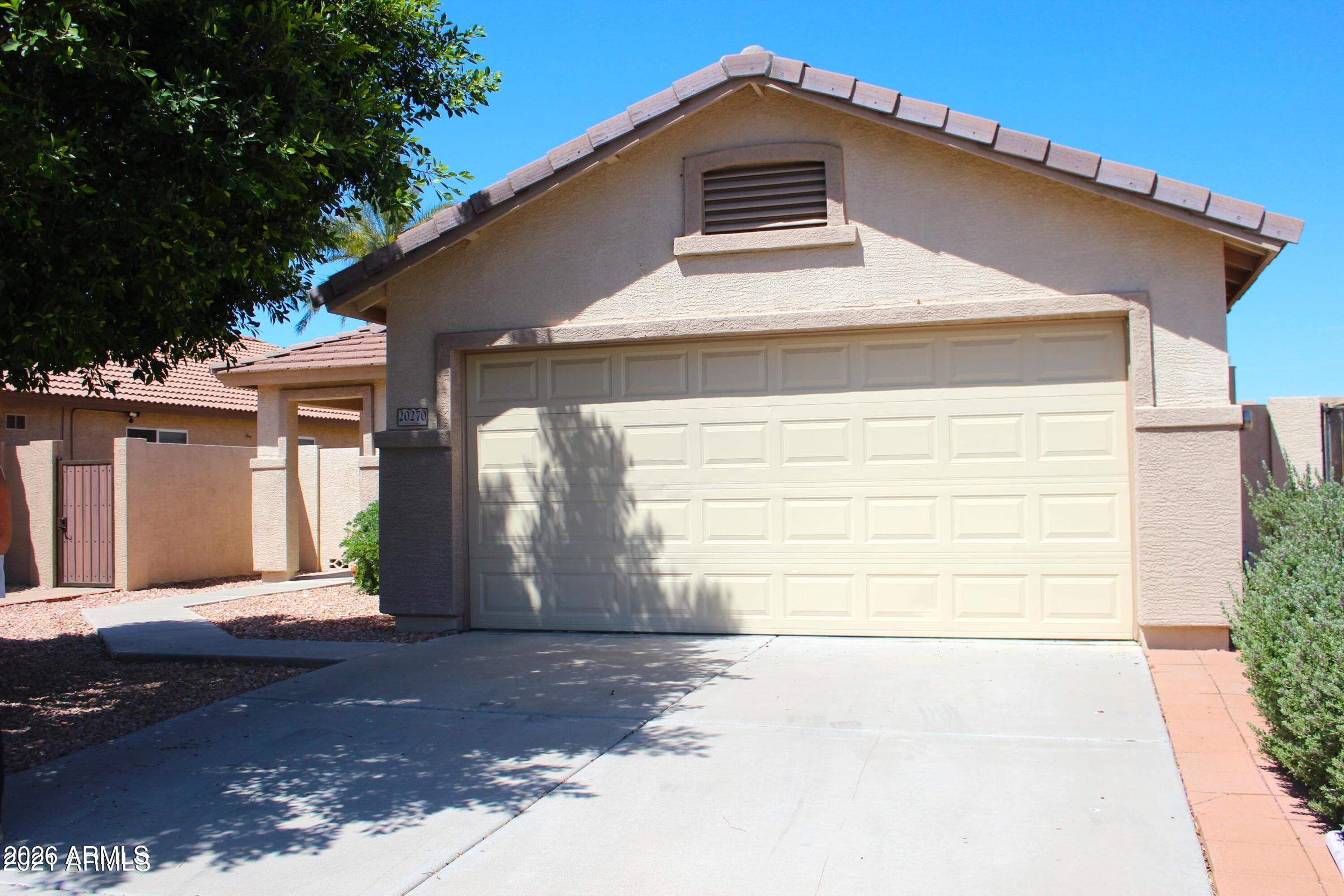 Popular Fletcher Heights community. Single level 3 bedroom, plus a den, 2 bathroom home featuring updated flooring. Updated kitchen with granite counters, open kitchen with breakfast bar. Master suite has walk-in closet, and full bath with dual sinks & separate tub/shower. Conveniently located near shopping, entertainment and 101 freeway.