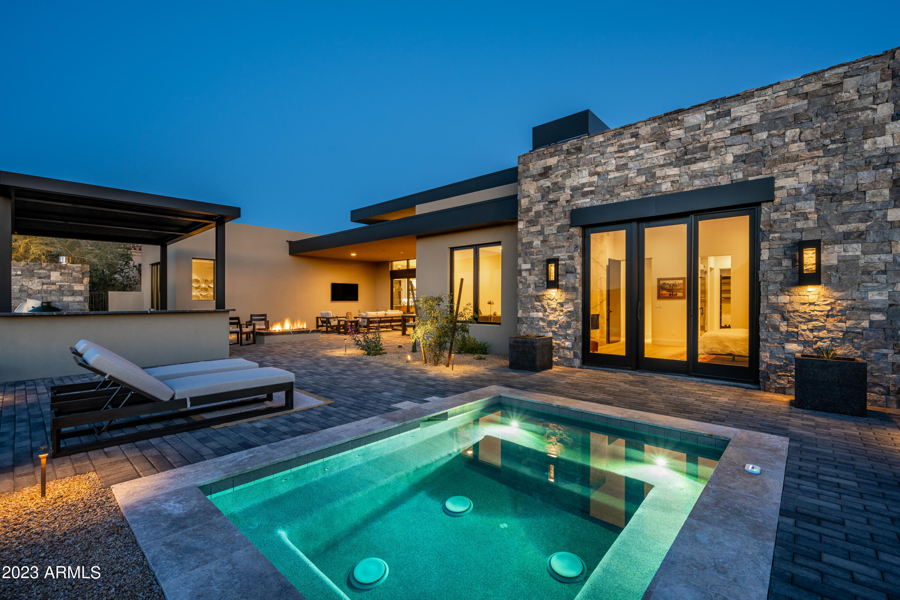 WHISPER ROCK - Residential