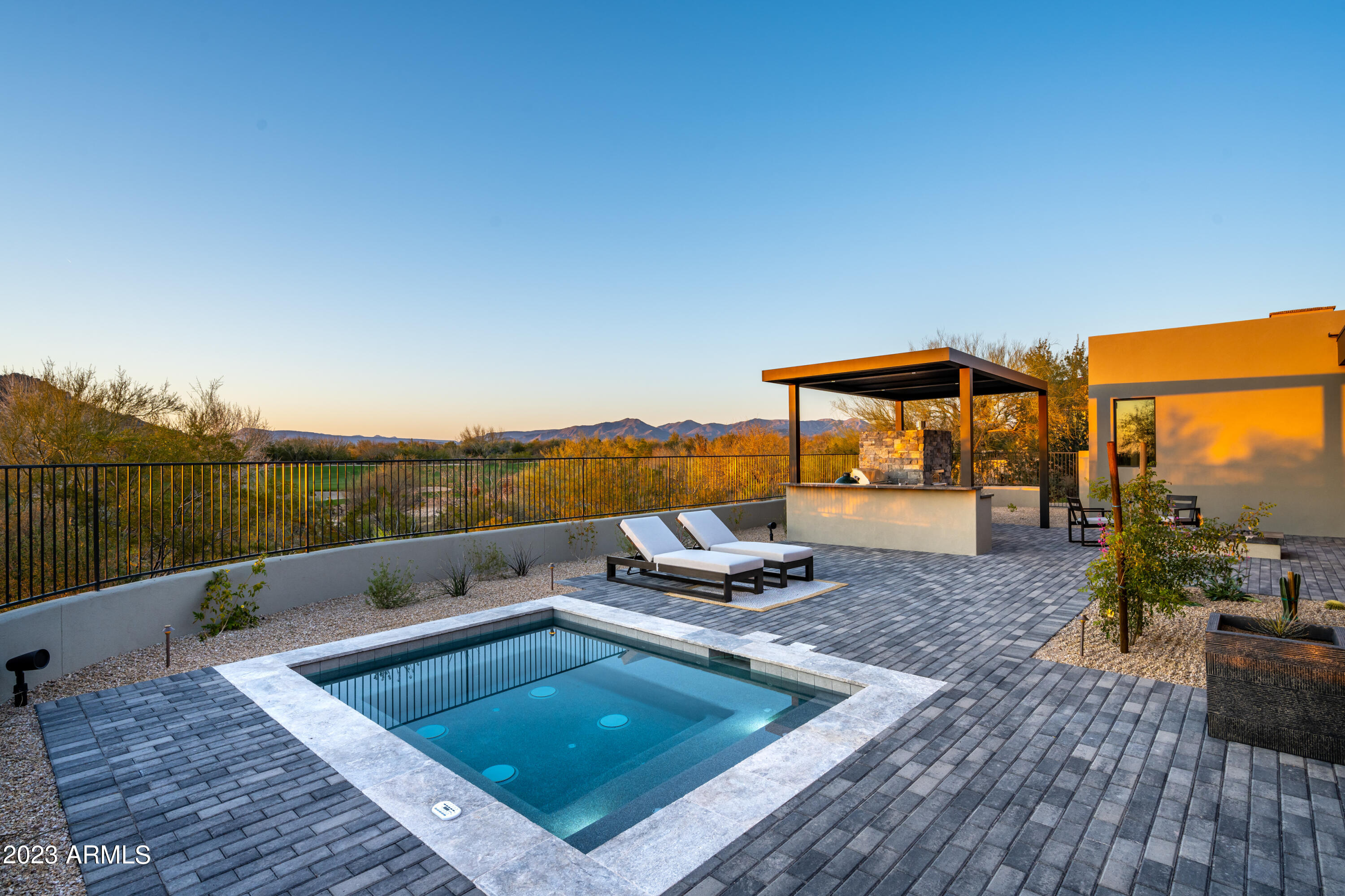 WHISPER ROCK - Residential