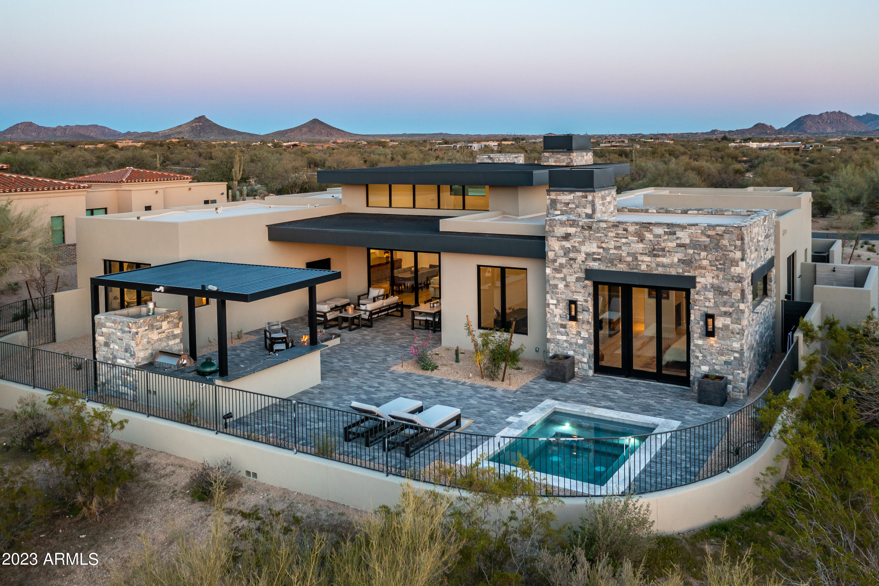 WHISPER ROCK - Residential