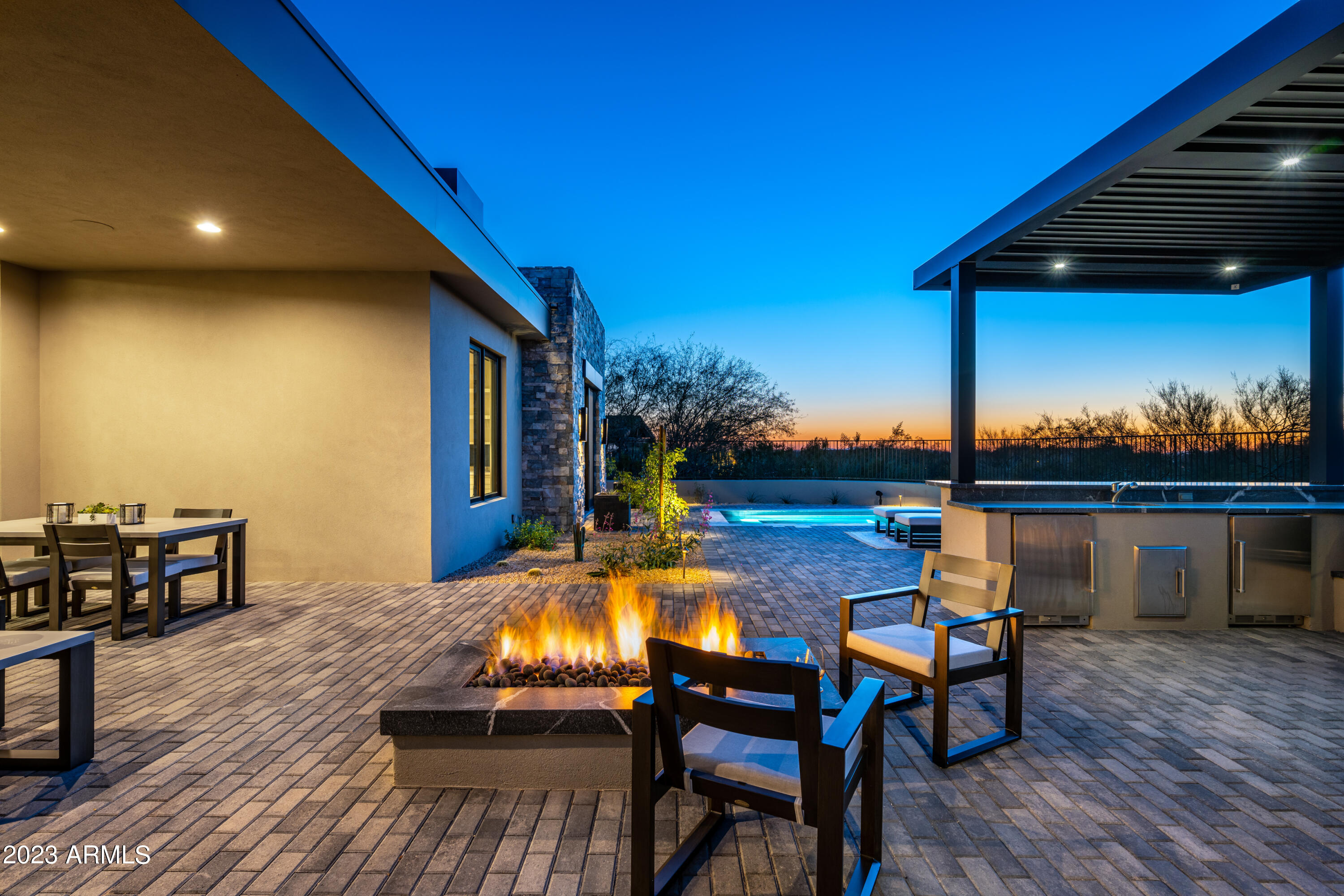 WHISPER ROCK - Residential