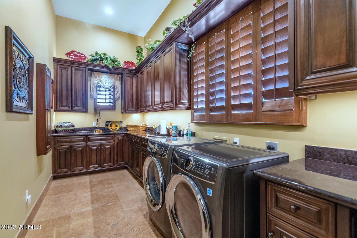 MIRAGE CROSSING - Residential