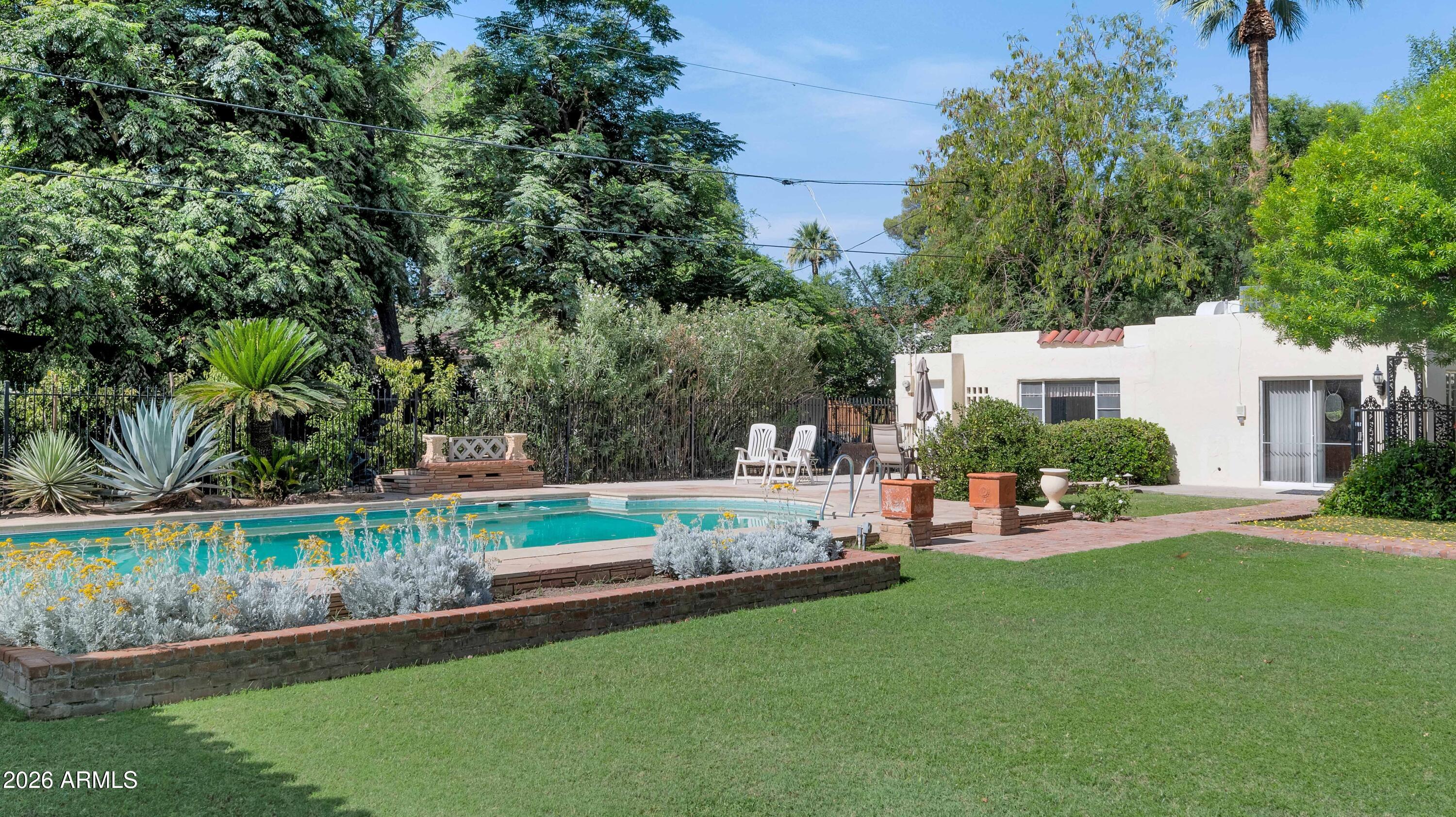 COUNTRY CLUB PLACE - Residential
