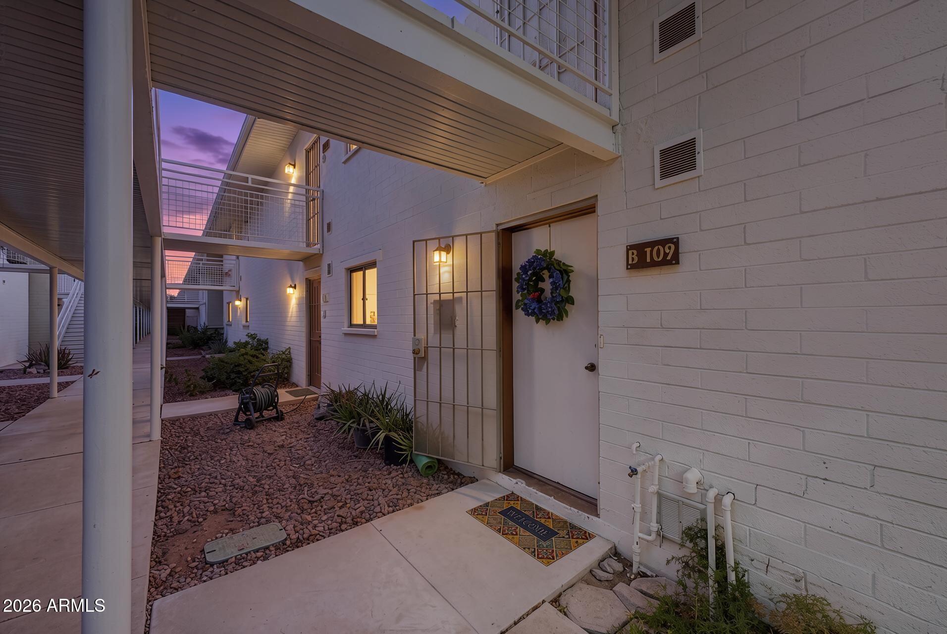 Beautifully remodeled 1-bedroom, 1-bath corner unit at Aberdeen Coops in the heart of Scottsdale. This private greenbelt location offers easy access to Loop 101 and Loop 202, with Phoenix Sky Harbor International Airport about a 9-minute drive from nearby Hayden Rd access points. Enjoy close proximity to Old Town Scottsdale, ASU, and a strong mix of dining, retail, and business destinations along Hayden Rd and surrounding areas, including Cavasson. Perfect for low-maintenance living, winter visitors, or a lock-and-leave lifestyle. Co-op community includes pools, laundry, sport court, picnic areas, and more.
