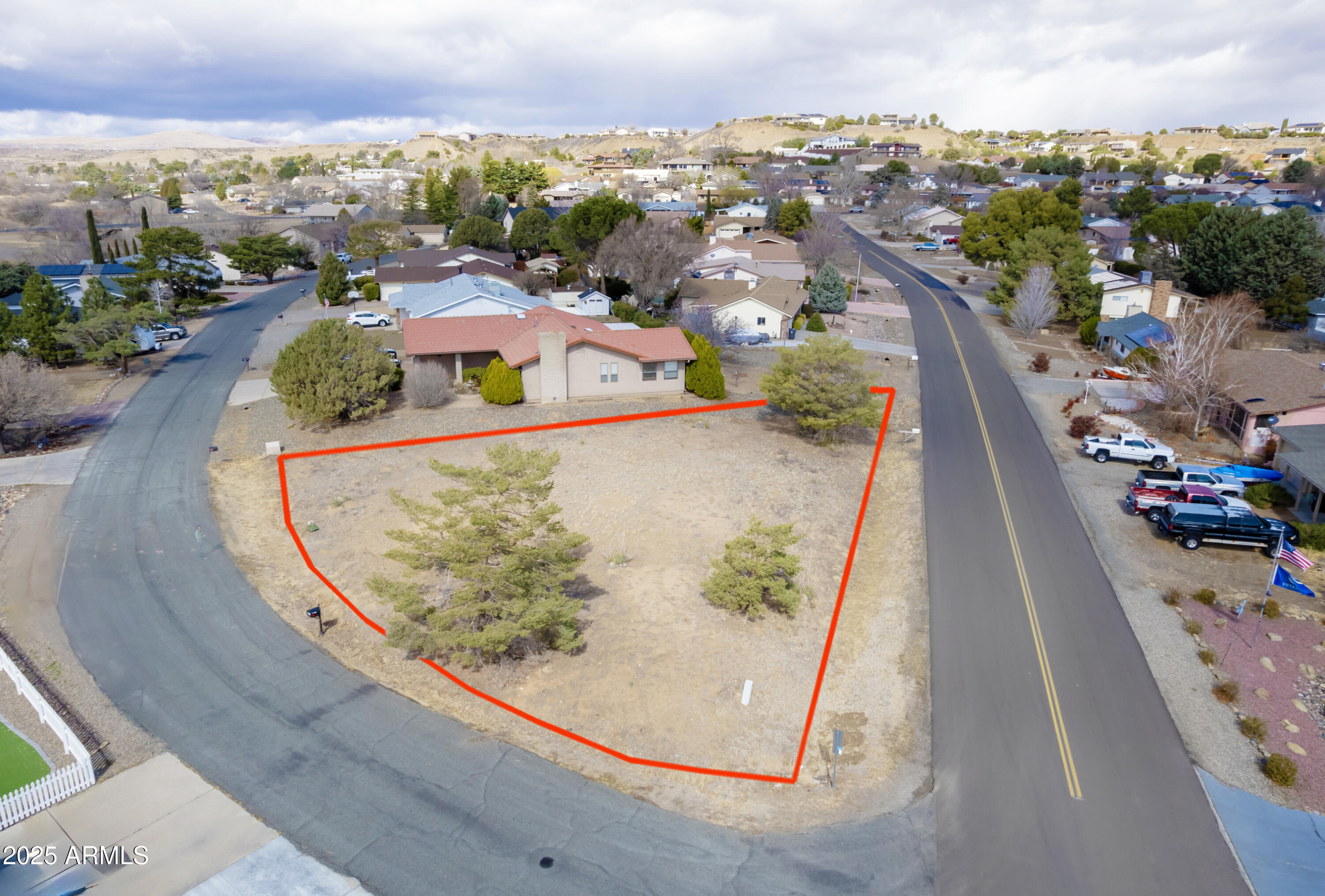 Corner pie-shaped lot in the Prescott Country Club, level and ready to build. Not sure you'll find another one of these, they're just not making any more dirt. Start from scratch, do it your way and maximize your views. This property has one neighbor, so if you'd like a little privacy, you'll love this lot. Close to everything: golf, country club, shopping, medical services, and a short trip to Scottsdale/Phoenix. Grab it and start building now, or snag it for a future investment, either way this is a unique Win Opportunity!!