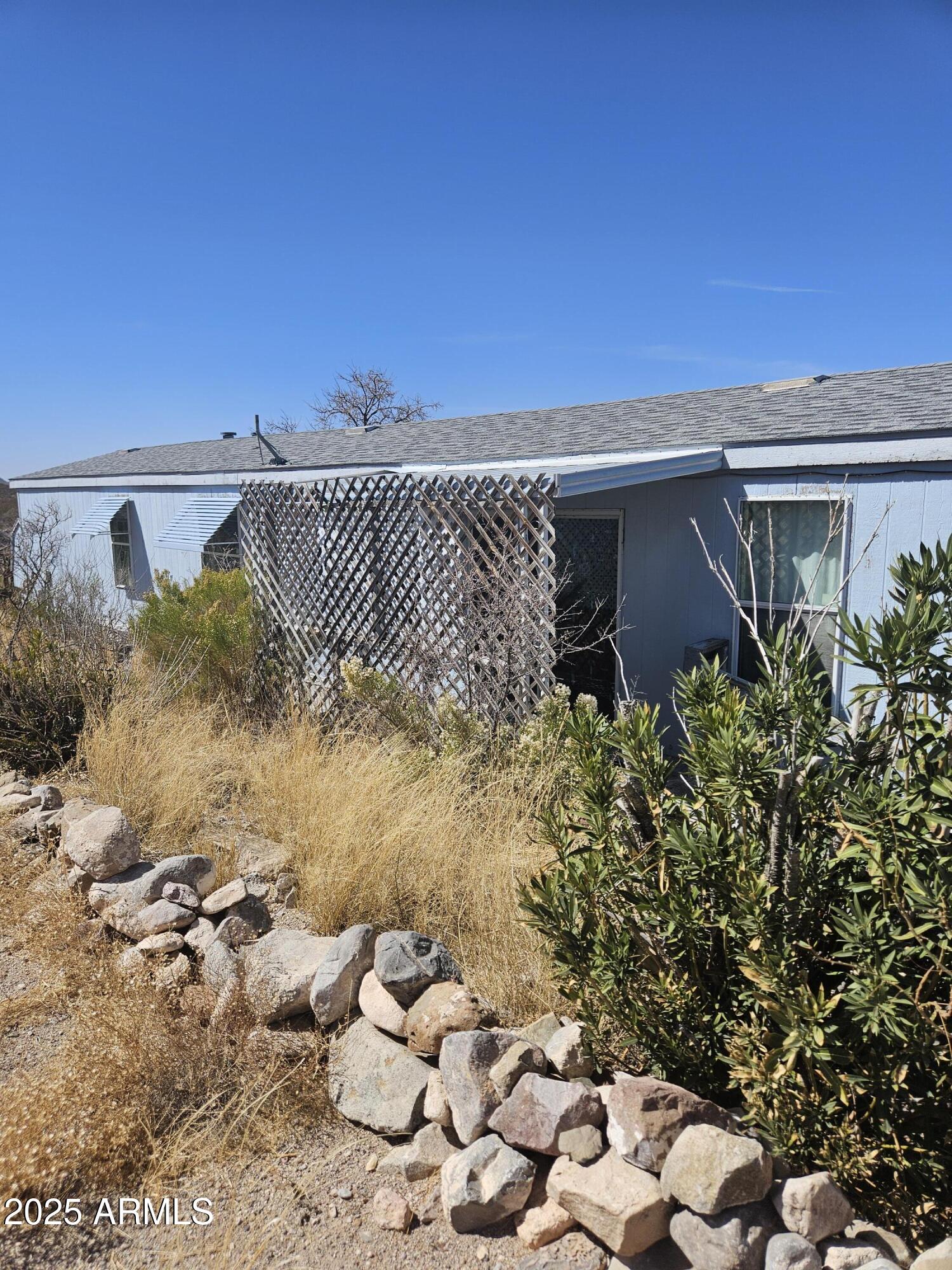 Within a few miles of the main Tombstone attractions. 3 bedroom with split floorplan, 2 full bath home. Large kitchen island with good storage and built in hutch. Decent sized lot with Desert Views from the backyard. Shed has electricity and a work space with an awning.