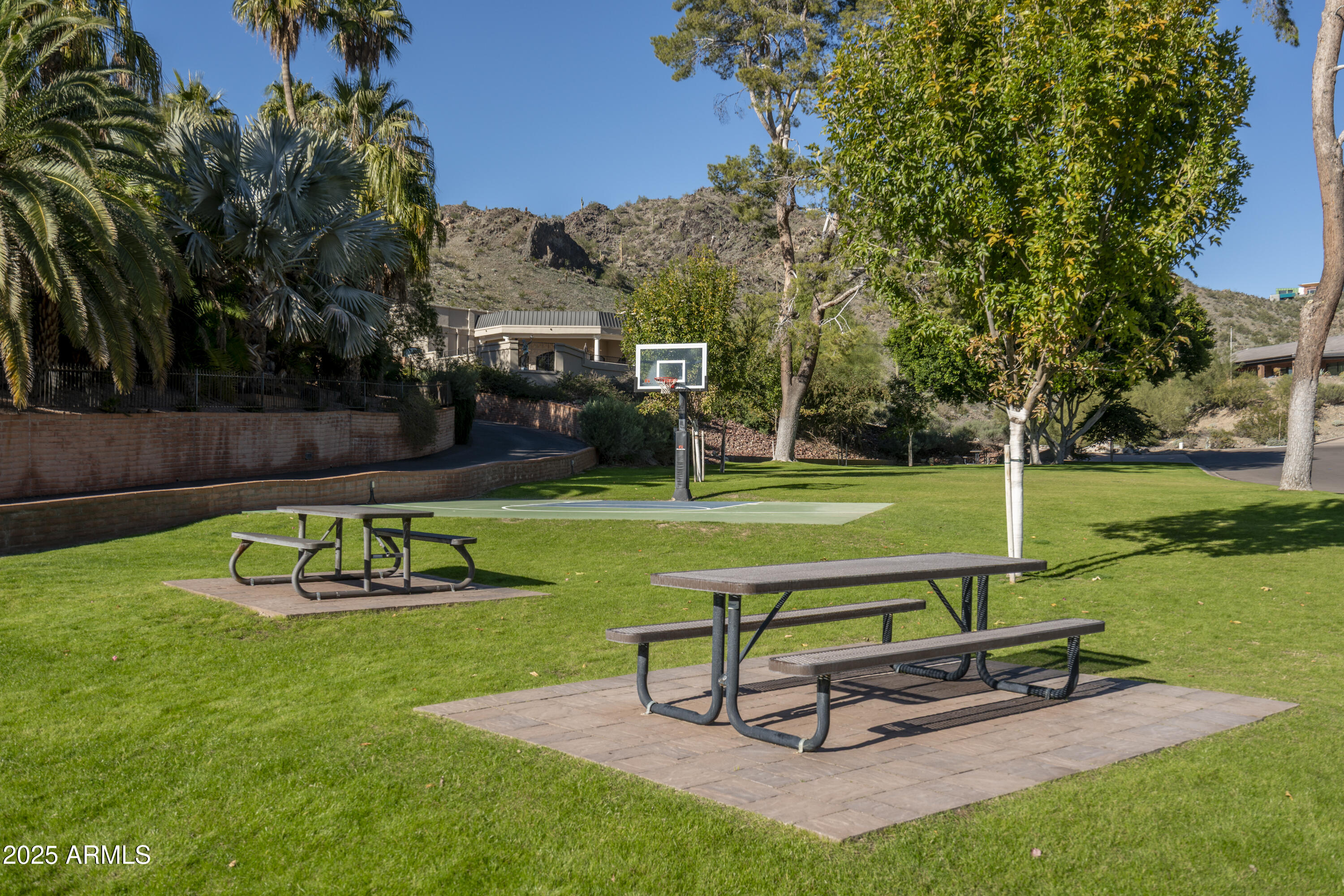 LINCOLN HILLS - Residential