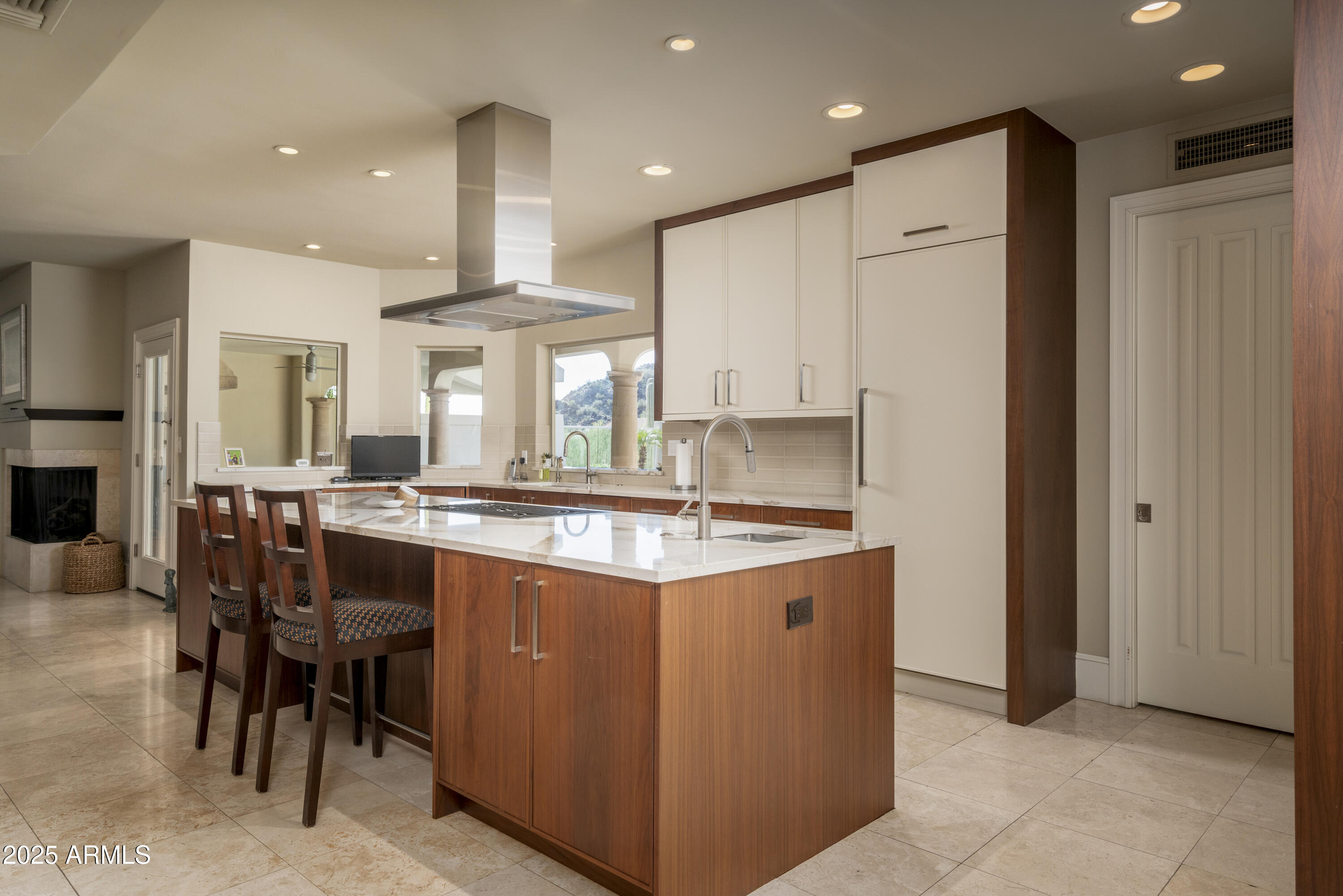 LINCOLN HILLS - Residential