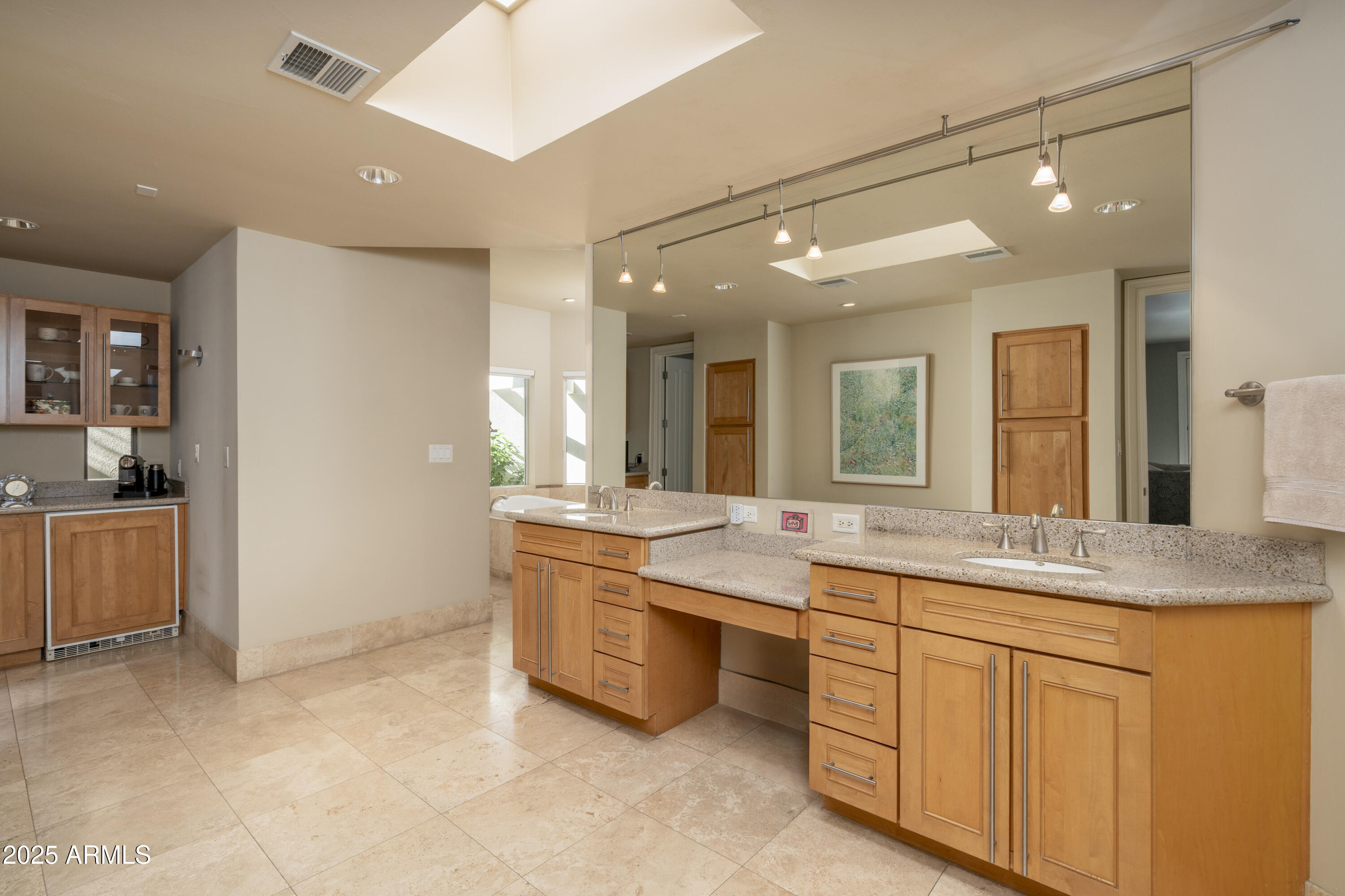 LINCOLN HILLS - Residential