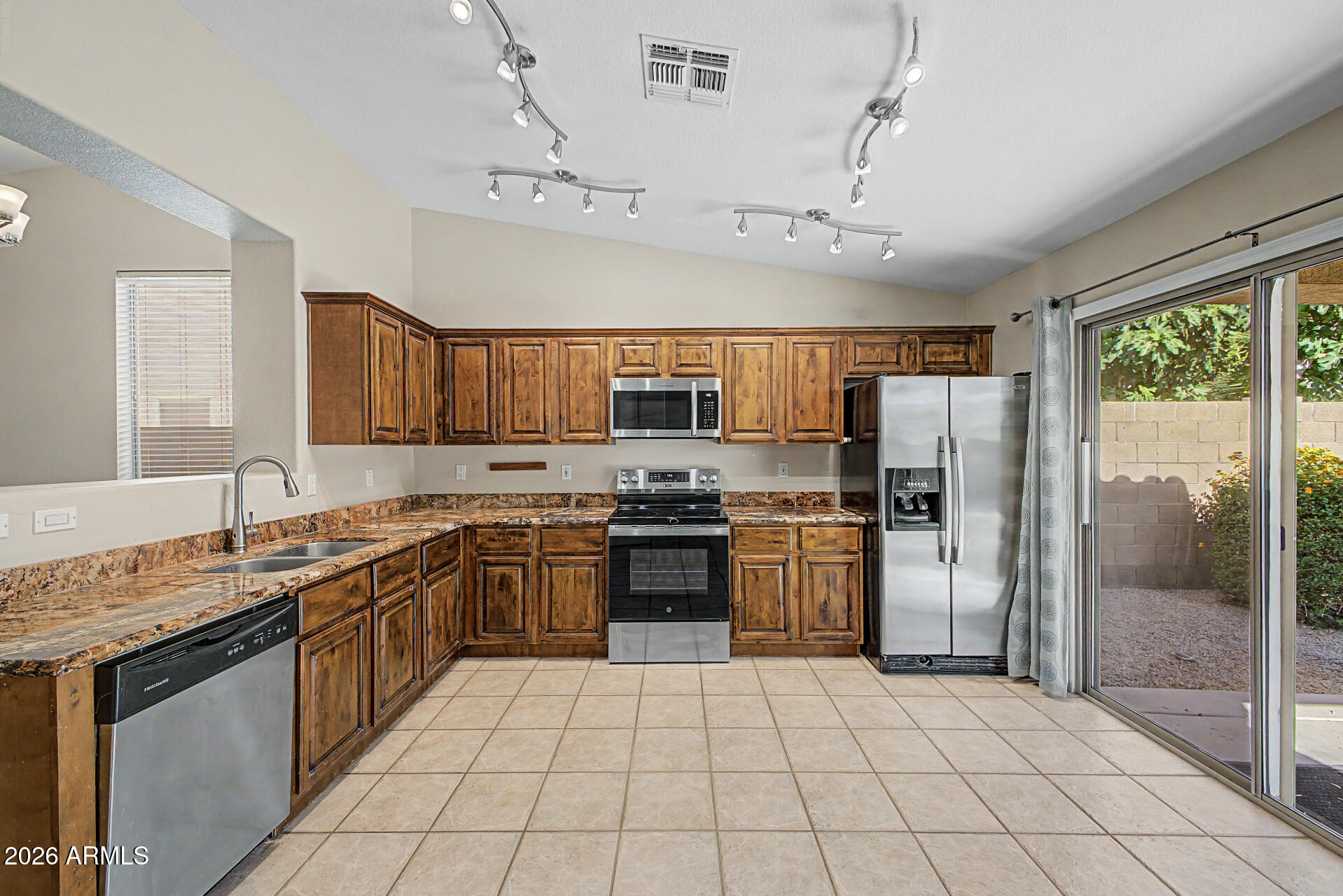 LAS BRISAS POINTE - Residential