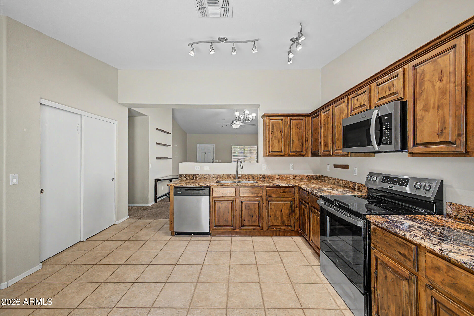 LAS BRISAS POINTE - Residential