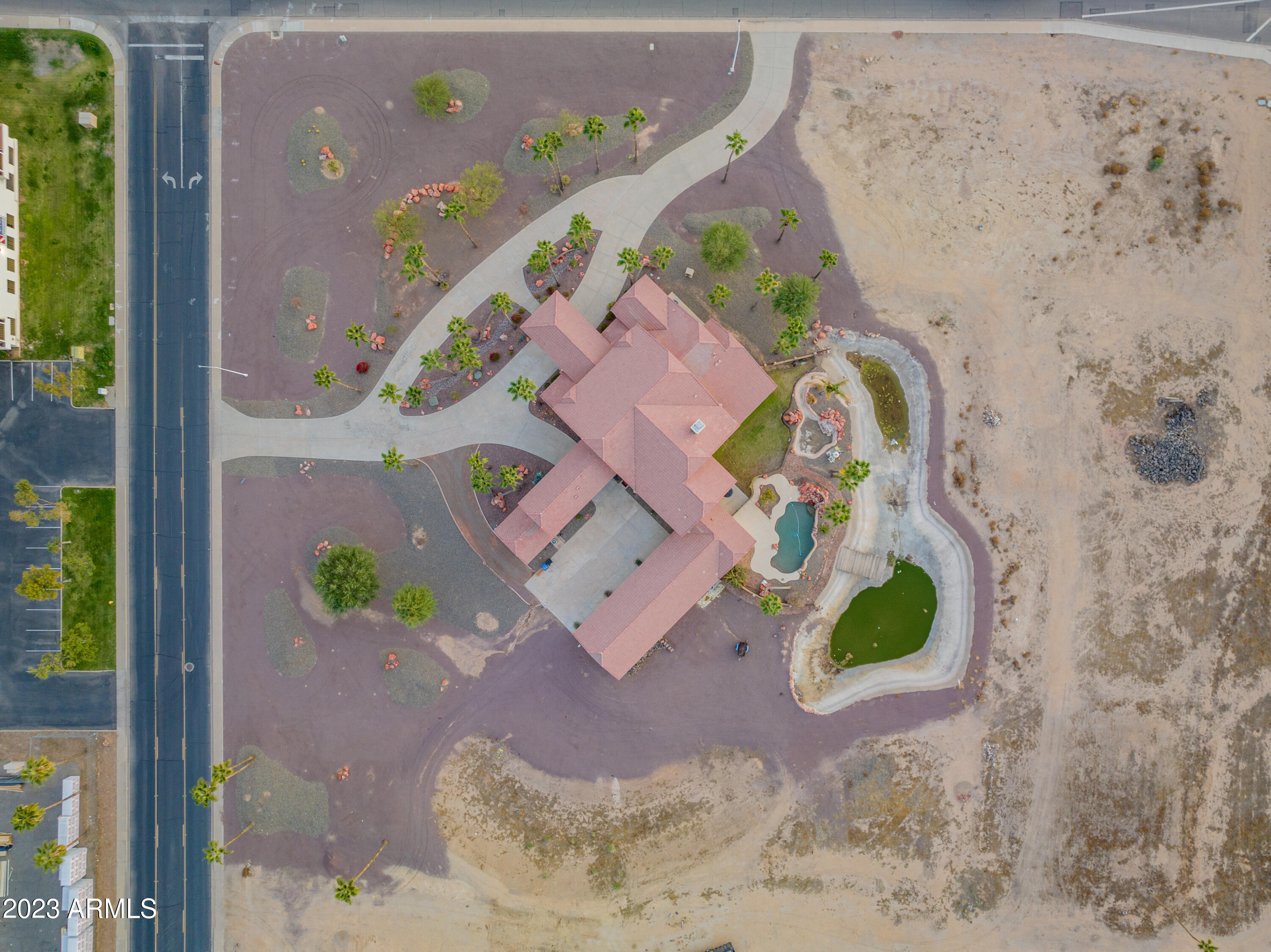 Main image without alt text