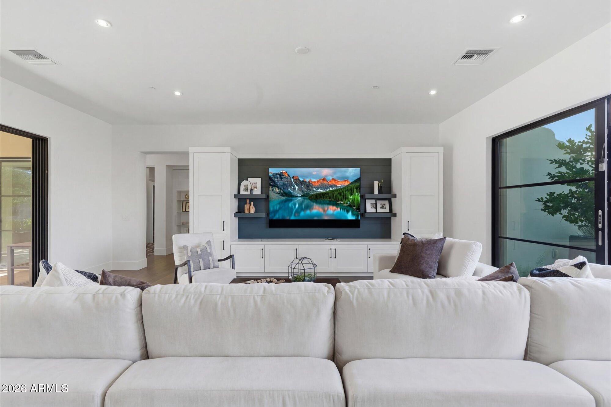 WHITE HORSE - Residential