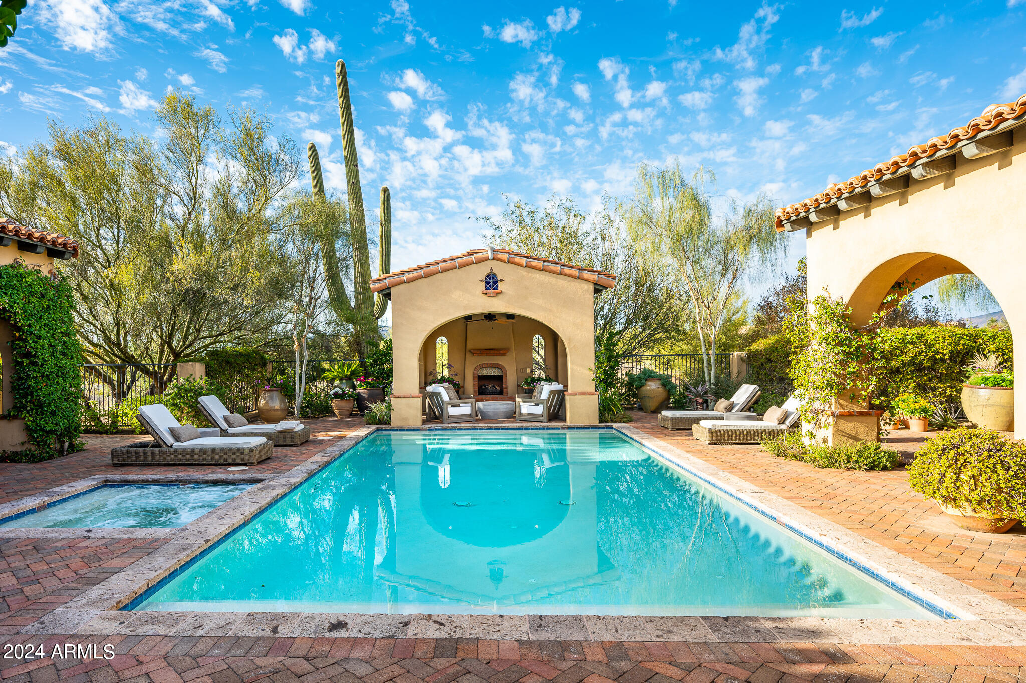 WHISPER ROCK - Residential