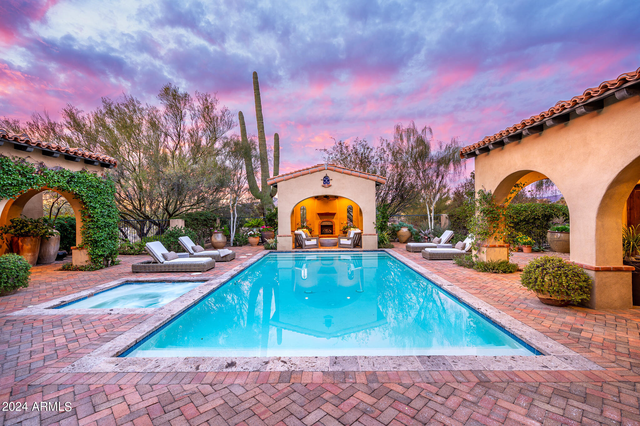 WHISPER ROCK - Residential