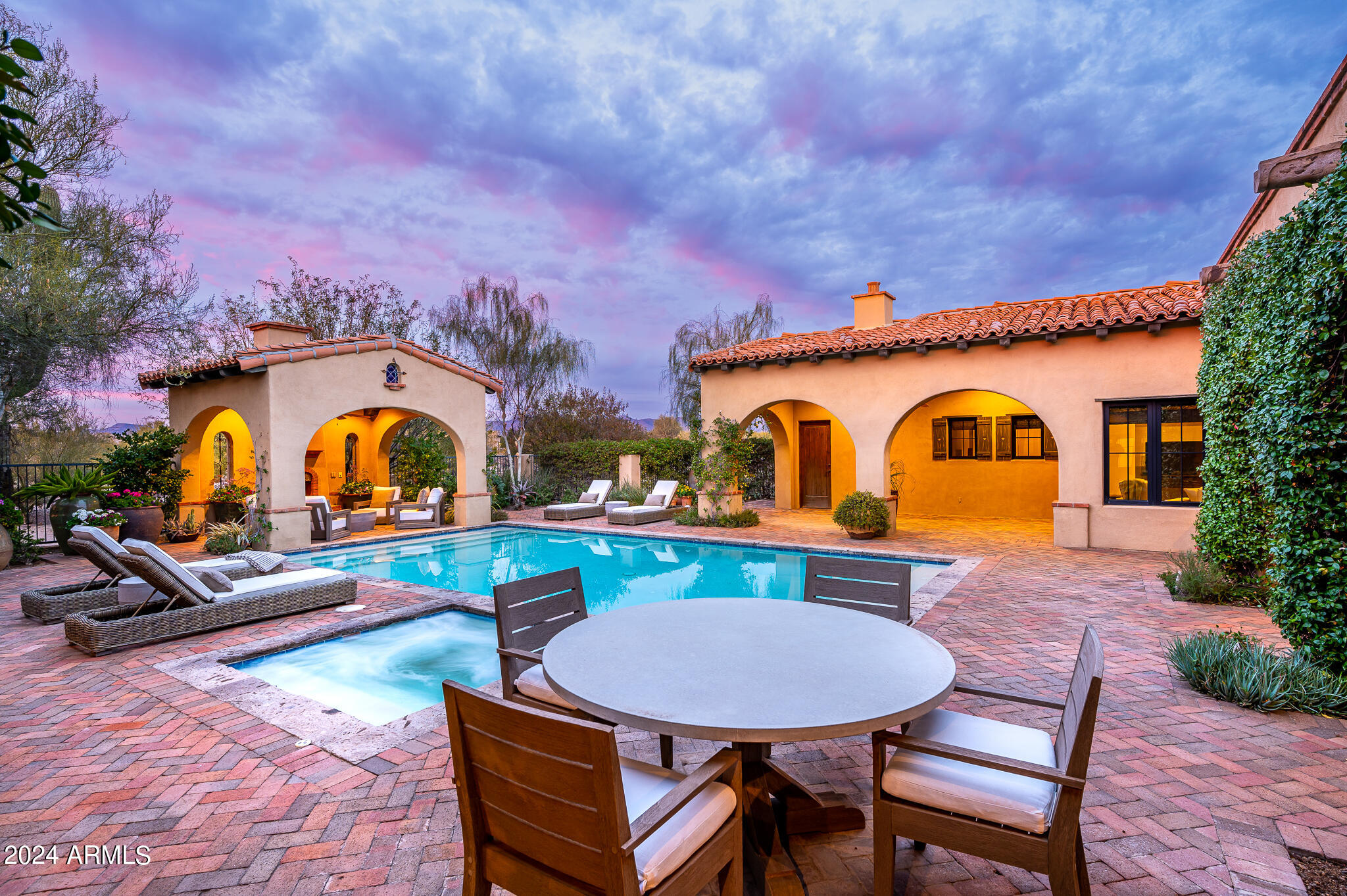 WHISPER ROCK - Residential