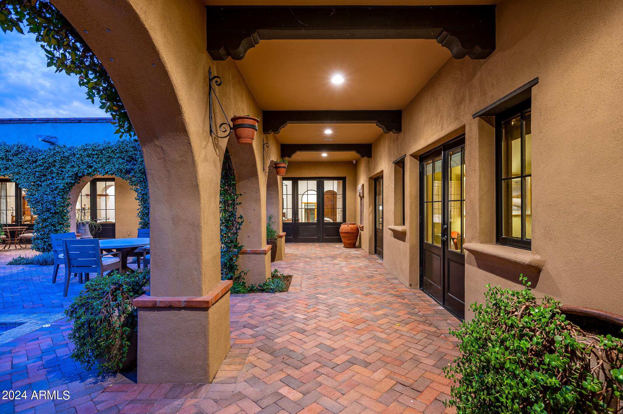 WHISPER ROCK - Residential