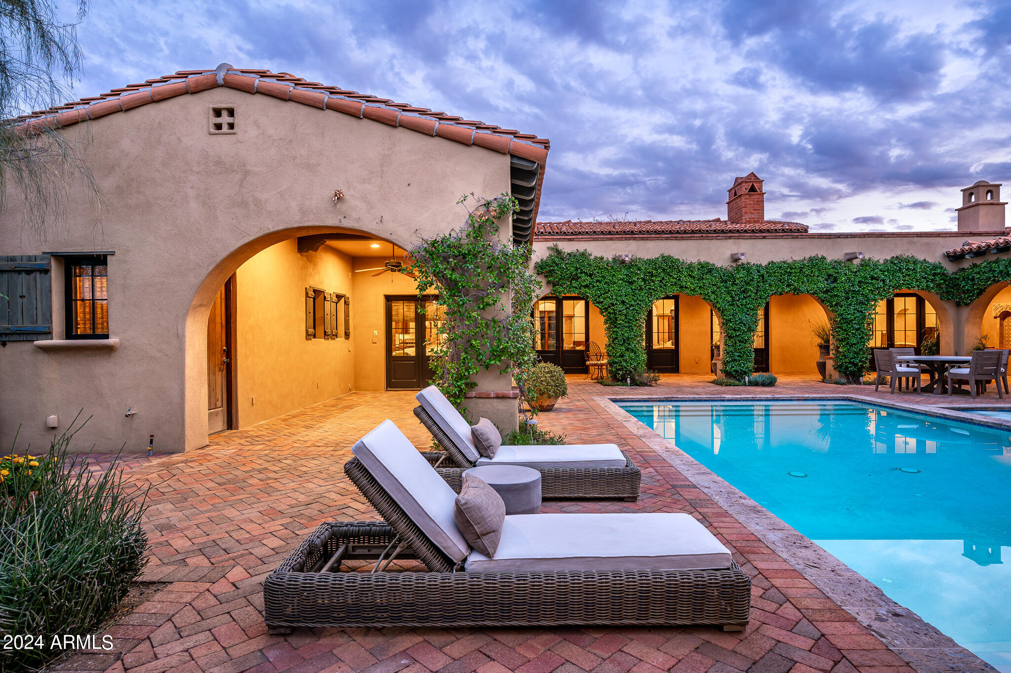 WHISPER ROCK - Residential