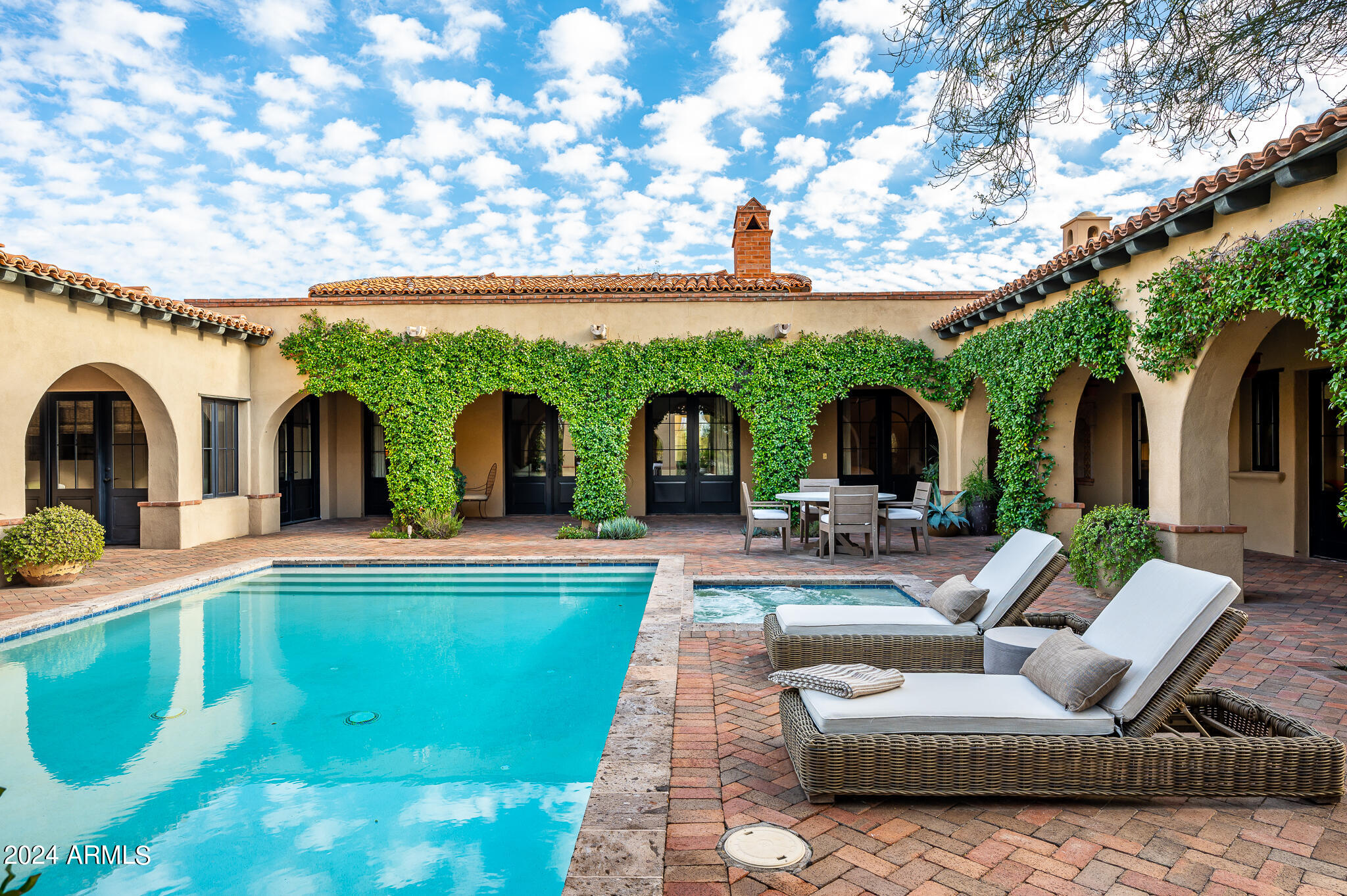 WHISPER ROCK - Residential