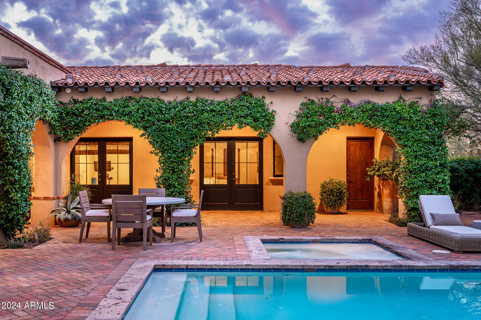 WHISPER ROCK - Residential