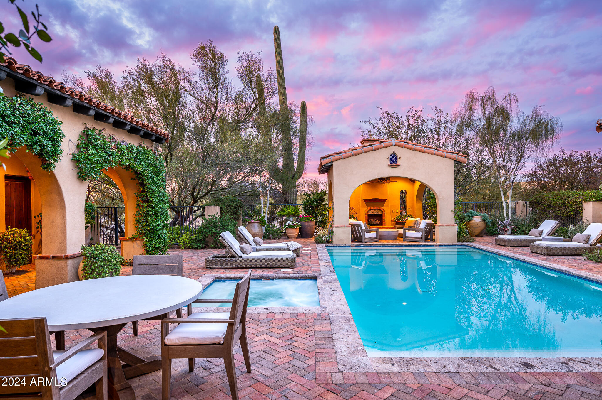 WHISPER ROCK - Residential