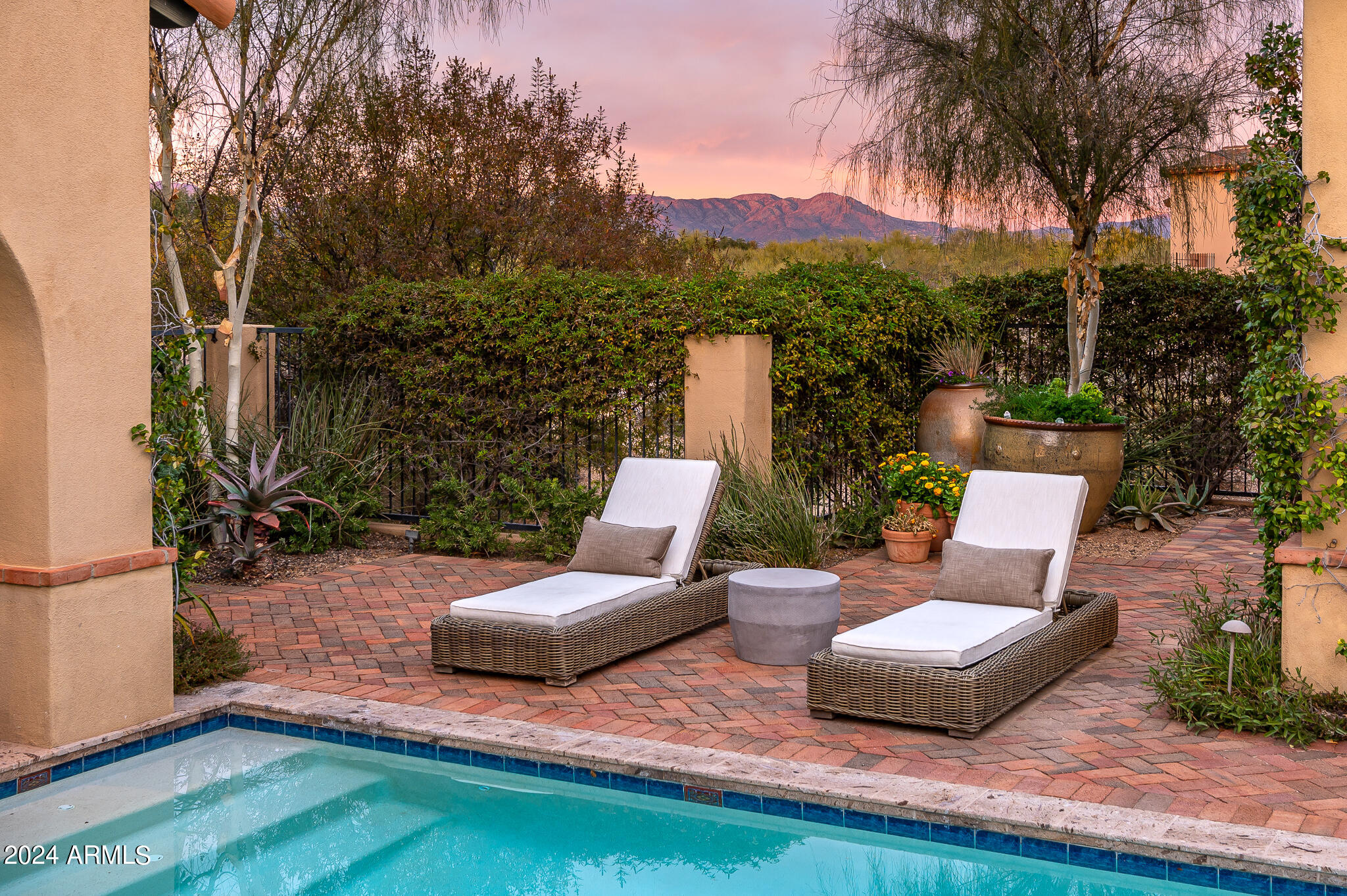 WHISPER ROCK - Residential