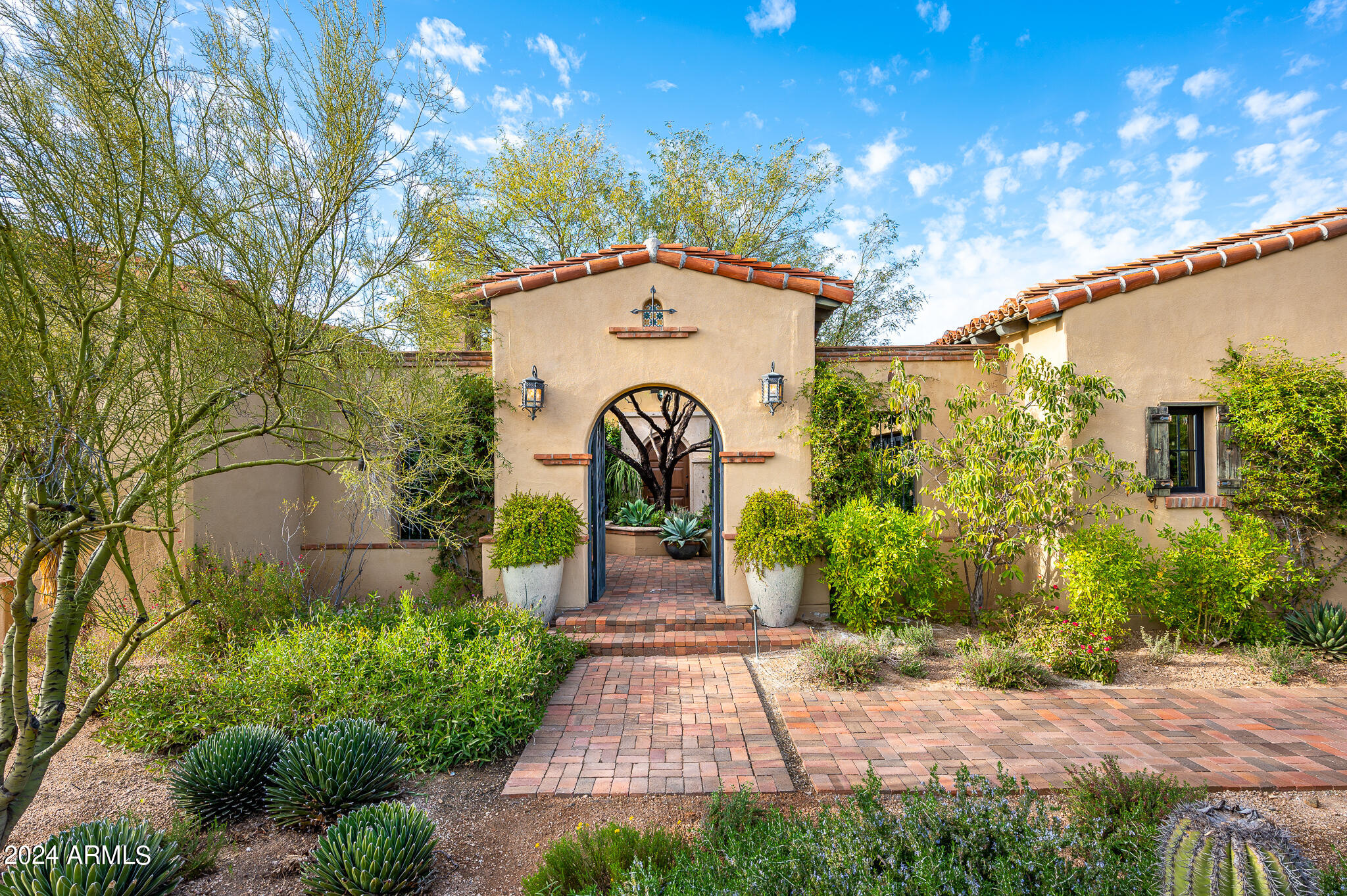 WHISPER ROCK - Residential