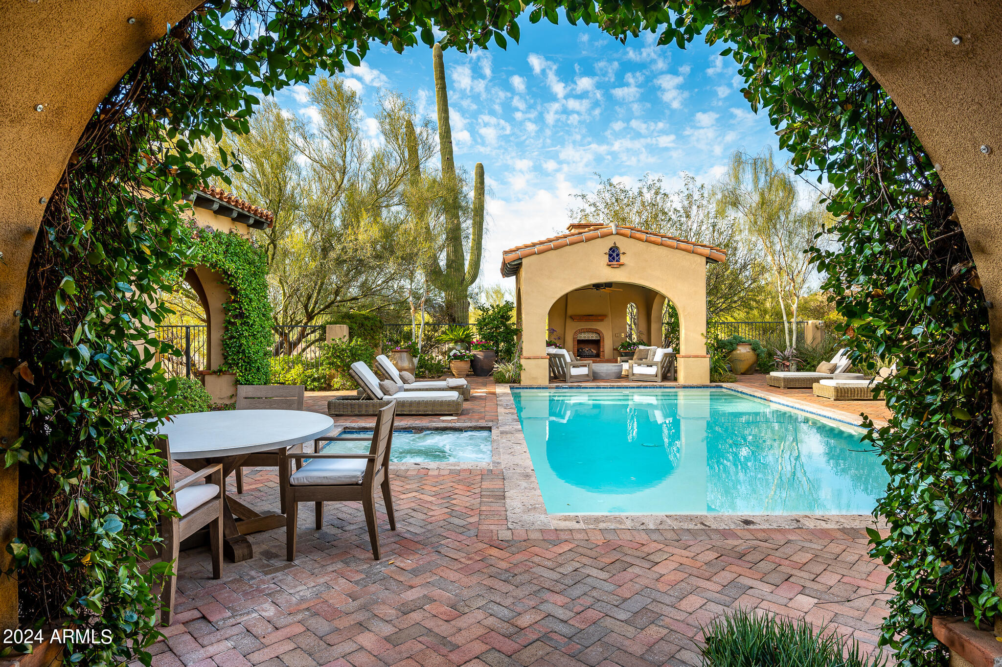 WHISPER ROCK - Residential