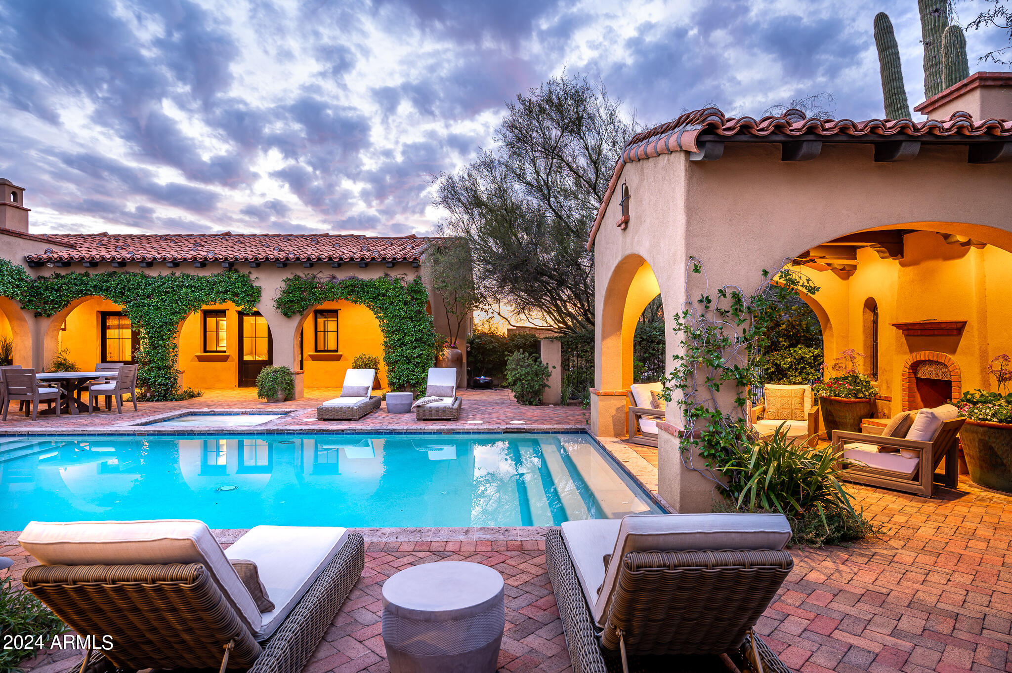 WHISPER ROCK - Residential
