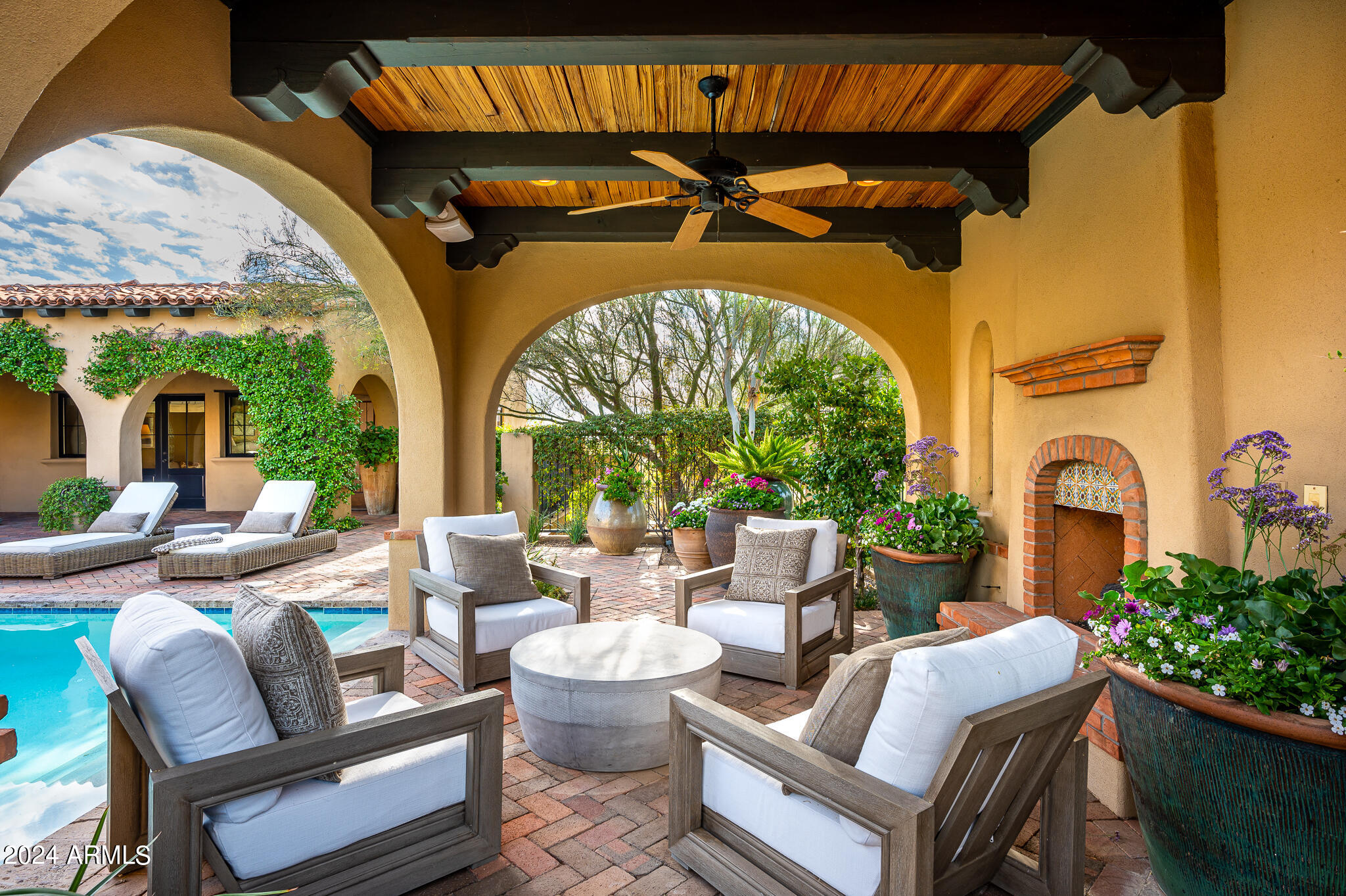 WHISPER ROCK - Residential