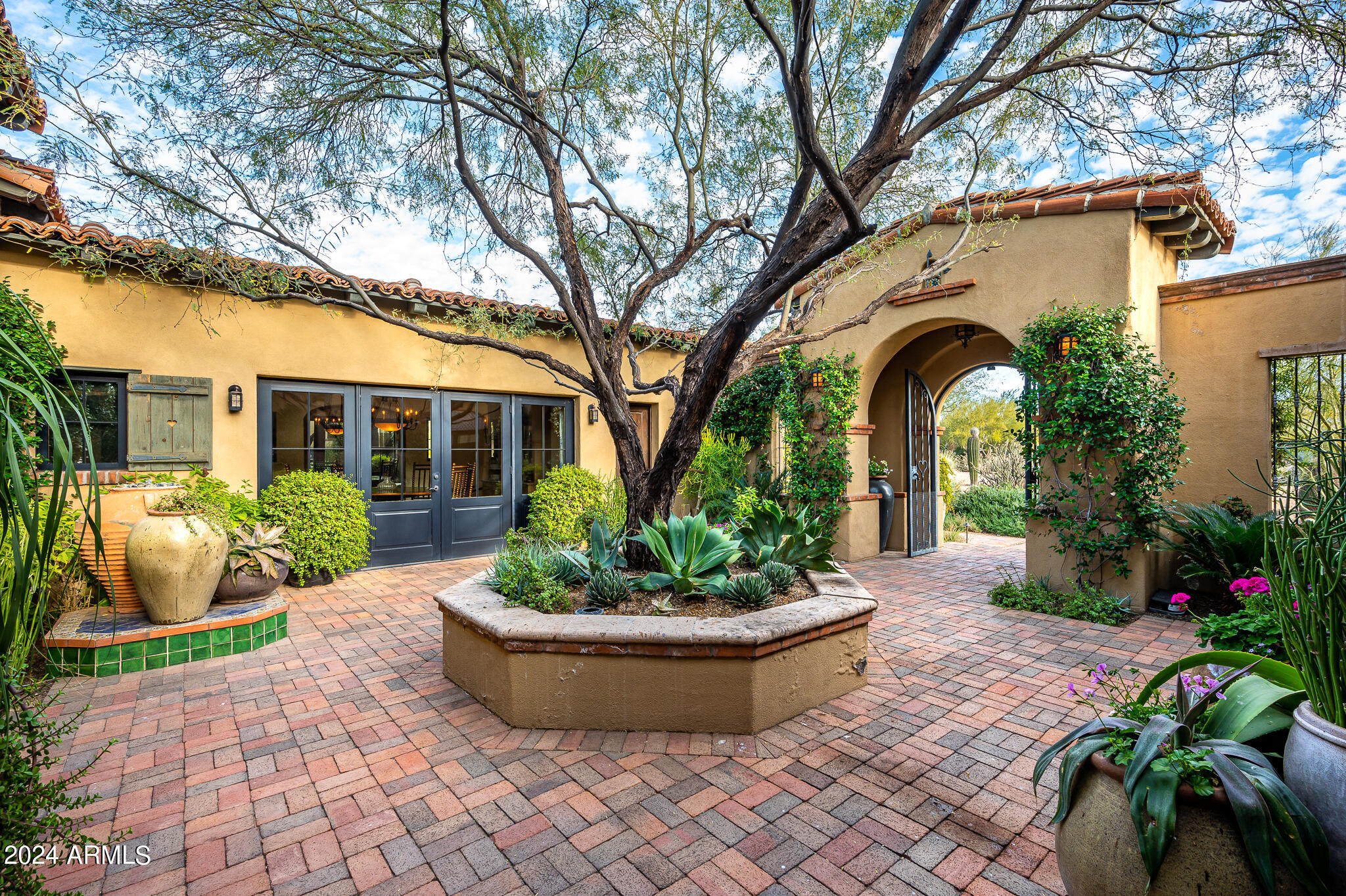 WHISPER ROCK - Residential