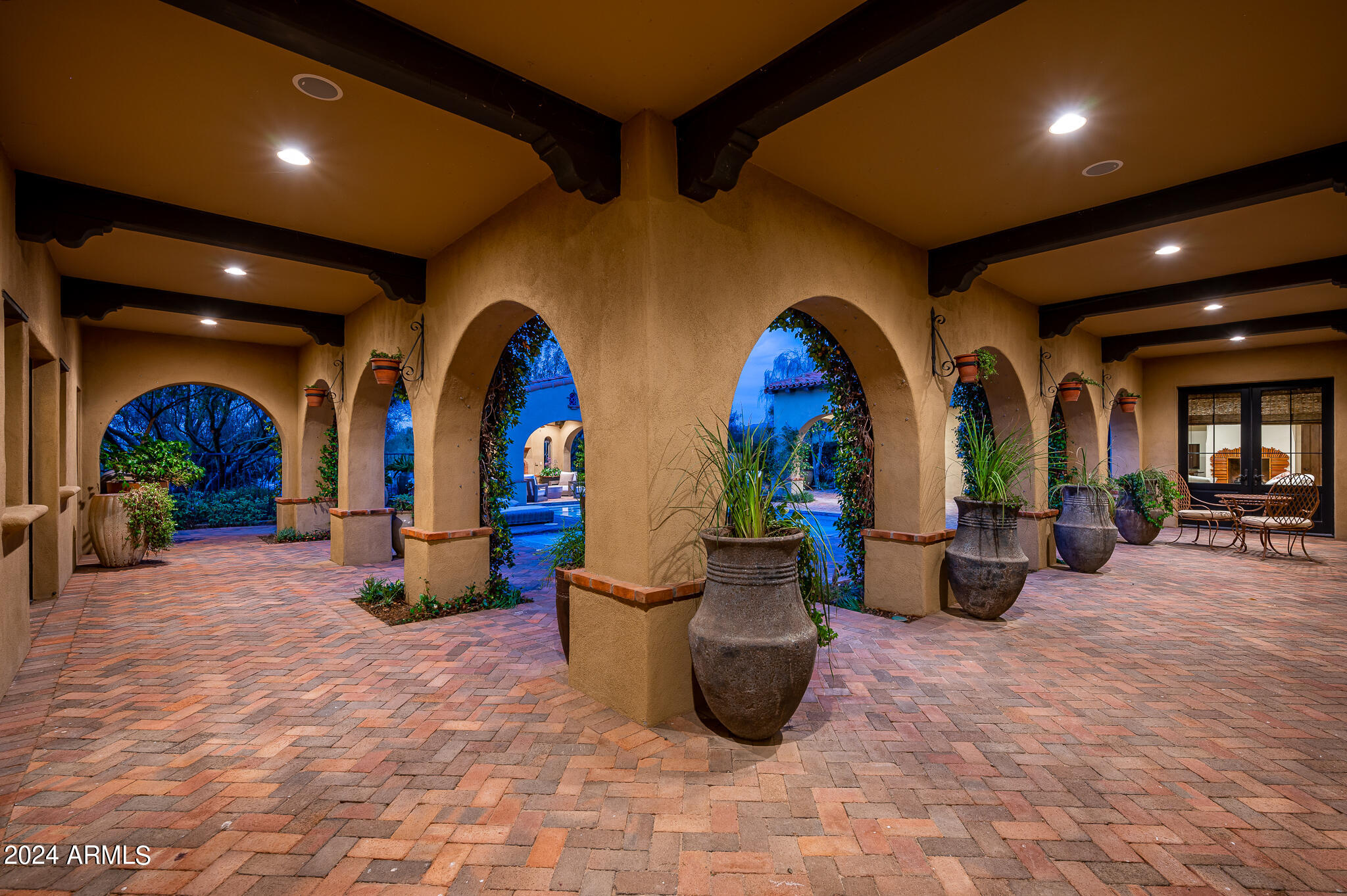 WHISPER ROCK - Residential