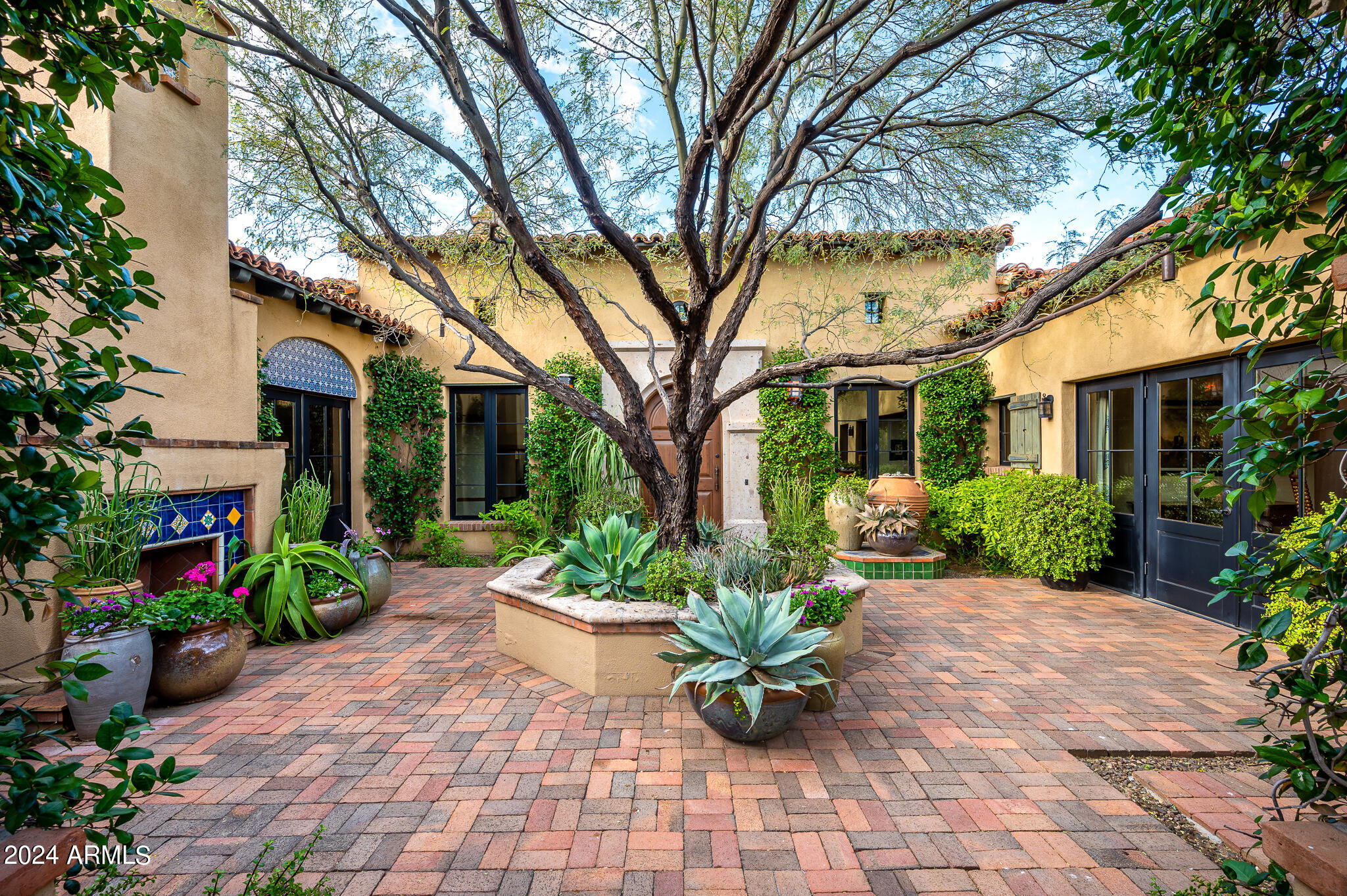 WHISPER ROCK - Residential